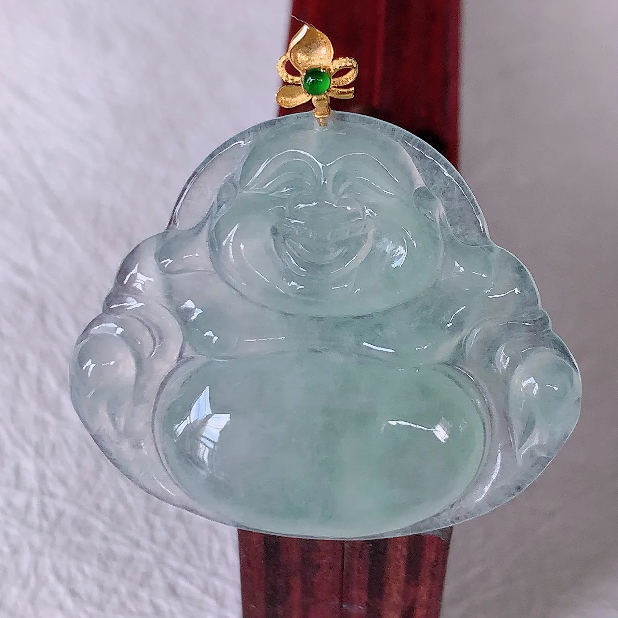 自然光实拍，18K金镶嵌翡翠佛公吊坠，冰透饱满， 佛公亦保平安，寓意有福（佛公）相伴，品相佳，配戴优