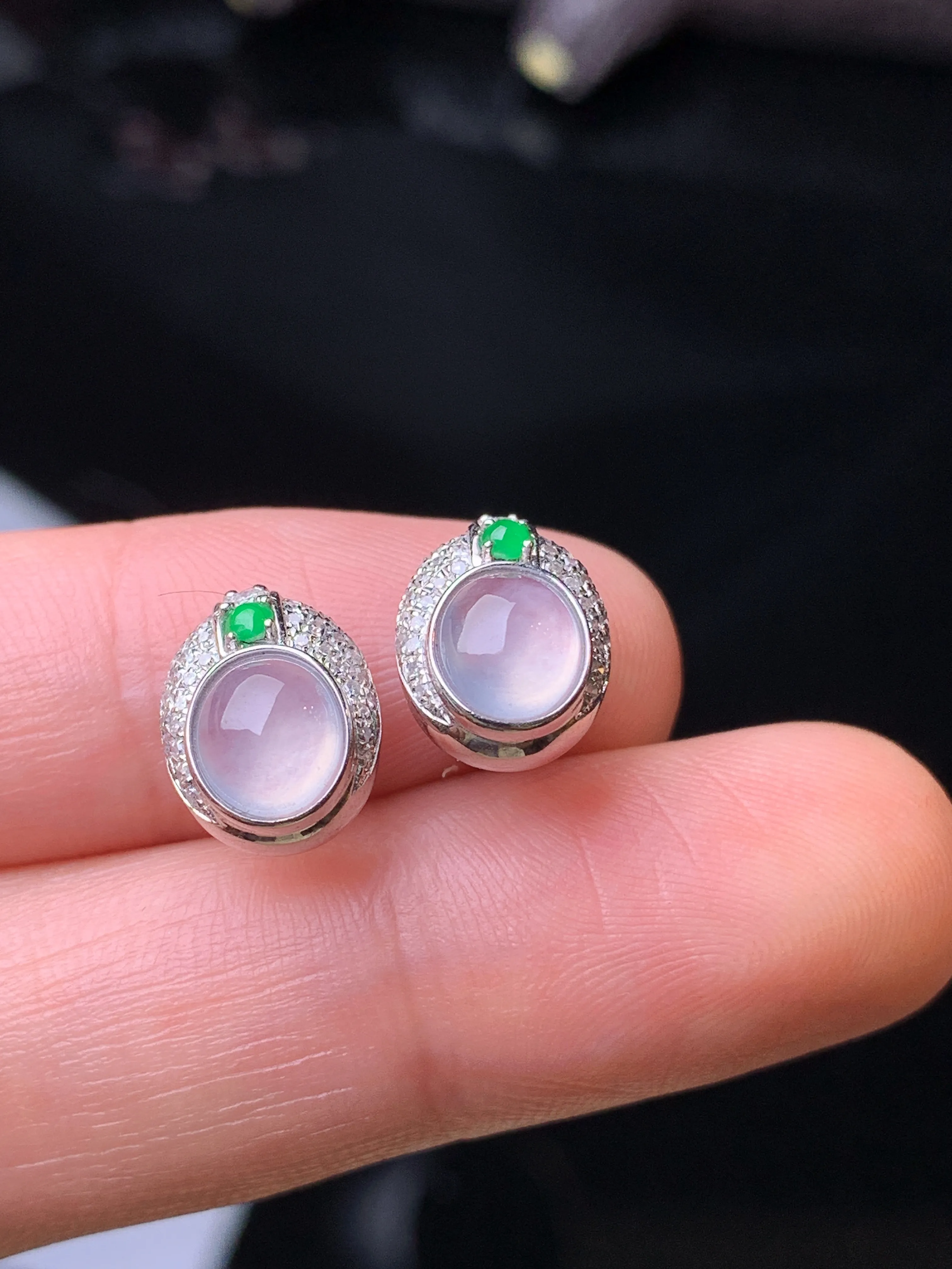 18k金钻镶嵌冰种蛋面耳钉 玉质细腻 水润亮眼 色泽艳丽 整体尺寸11*8.5*5.2