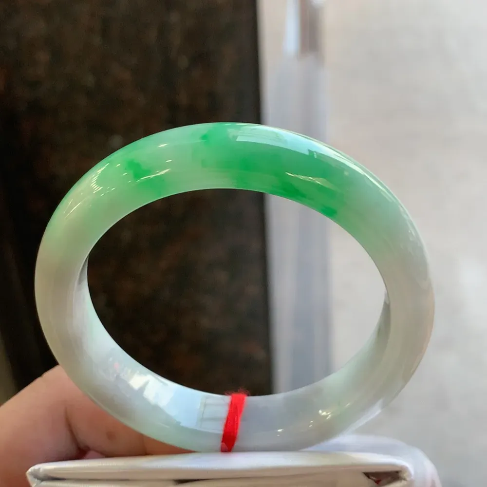 正圈冰糯阳绿 无瑕 尺寸:55.7/12.3/8.4 色好