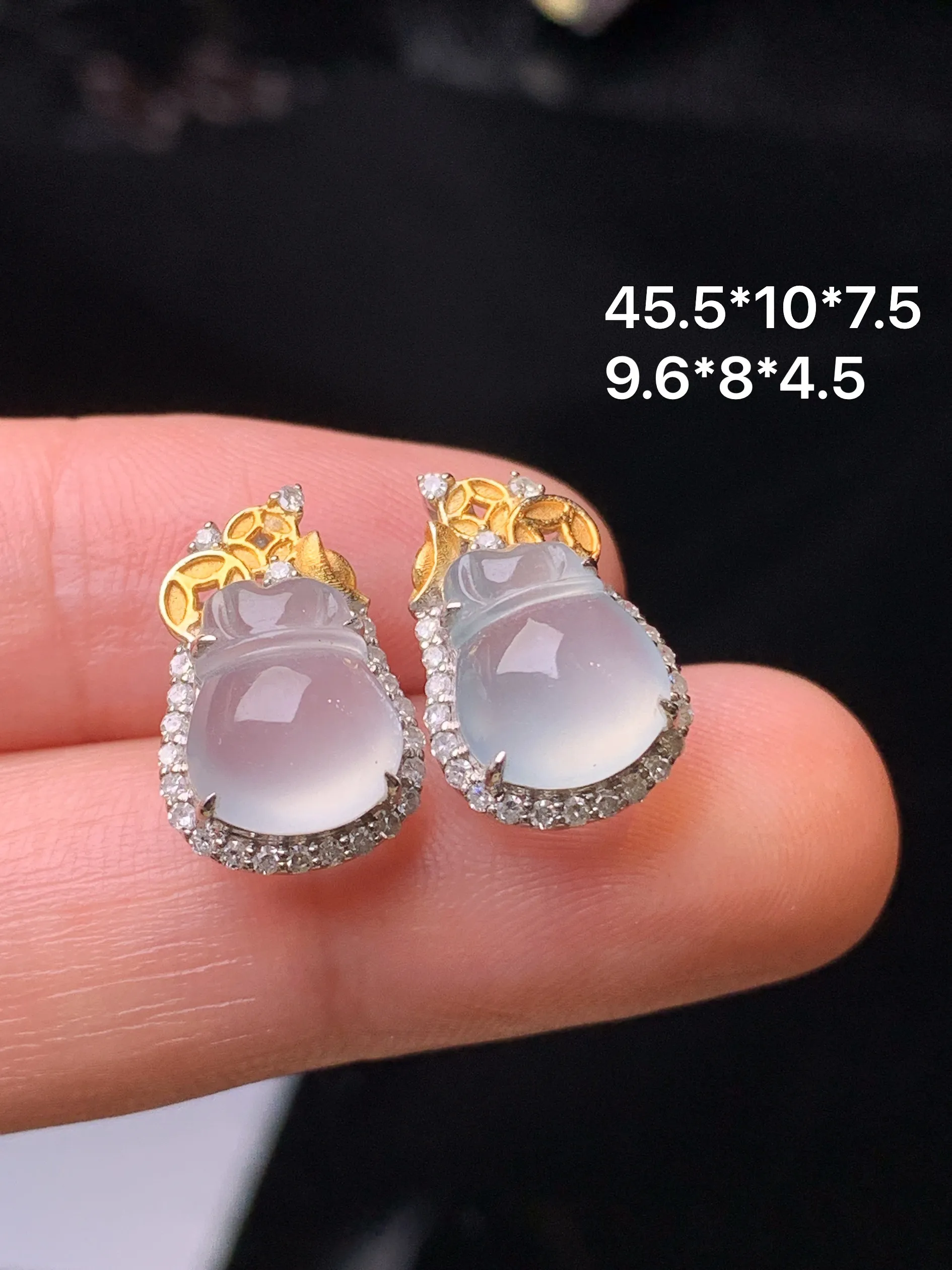 18k金钻镶嵌冰种钱袋耳钉 玉质细腻 水润亮眼 色泽艳丽 整体尺寸15.5*10*7.5