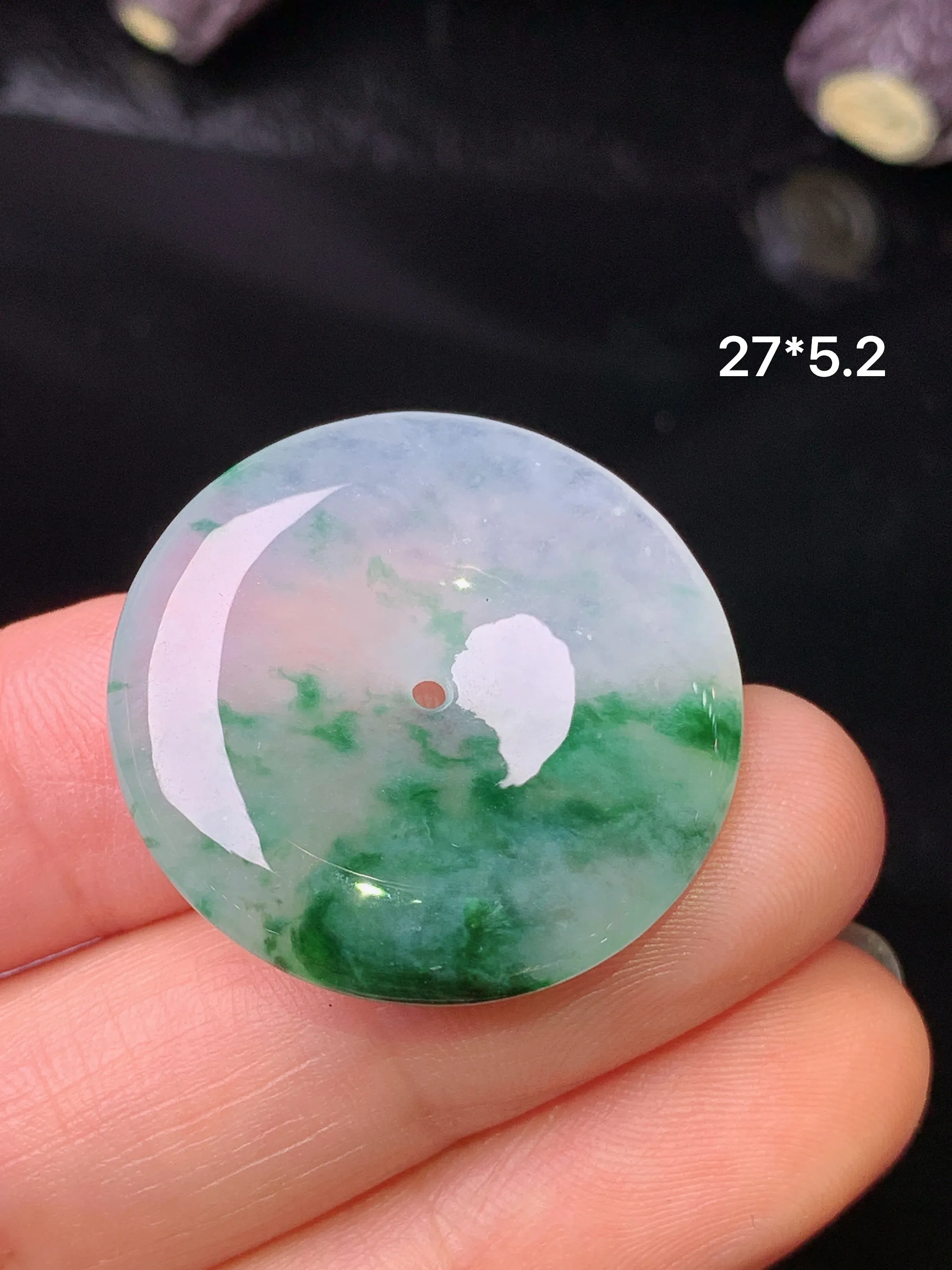 冰种飘绿平安扣吊坠 玉质细腻 水润亮眼 色泽艳丽 整体尺寸27*5.2