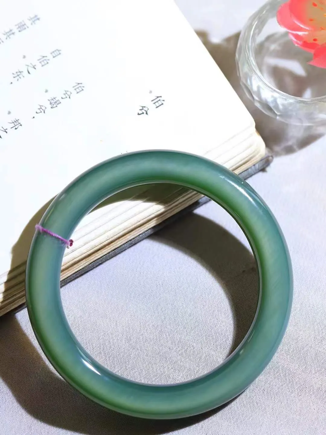 【碧色荡漾·手镯】

收藏级臻品️和田玉碧玉猫眼手镯，玉质细腻温润，手感舒适，️线条流畅，简约大气，美自天成，佩戴于腕间，婉约之美，举手投足间透出那份低调奢华，醉人心扉。重43.14克 内径圈口54.5mm尺寸8.9-9.7mm FDL-771201332