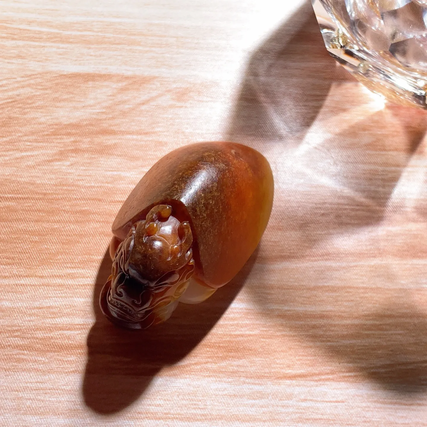 新疆和田玉籽料富贵长寿龙龟挂件。尺寸40/25/21重27.7克。玉质细腻油润。手推出油。佩戴高端典雅。lt251211