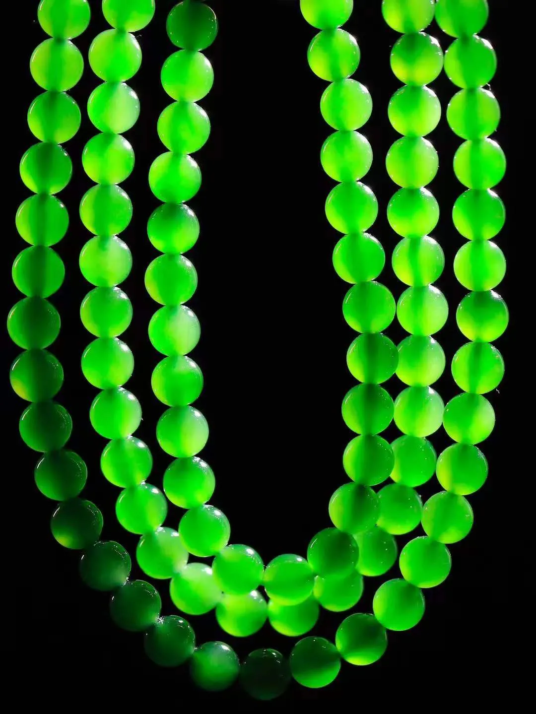 【珠圆玉润.项链】

精品和田玉碧玉珠圆玉润项链 玉质温润细腻  整串打磨圆润，佩戴舒适。珠珠落玉盘，间关莺语花底滑，一生美好时光，无论身在何处，都有它相伴相守。事事顺遂，幸福美满，吉祥如意。重37.7克 尺寸取一6mm  791251378A