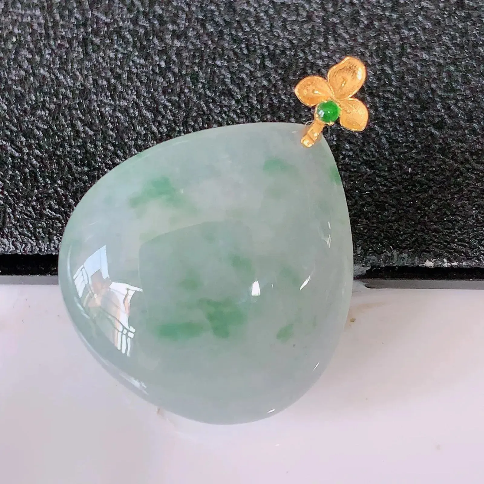 18k金镶嵌冰种飘花翡翠水滴吊坠  款式新颖，佩戴效果时尚出众，尽显气质，水 润精细美感十足。#493.3整体27.8裸石22.5*20.5*6.2mm