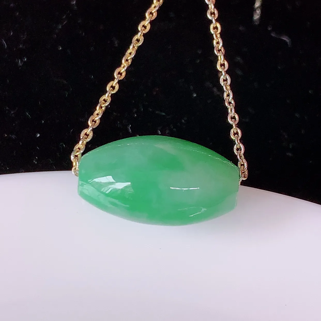 自然光实拍，冰润满绿翡翠路路通吊坠，寓意好运连连，路路畅通，经典款式，财运滚滚，路路通，佩戴效果更好！ 配银链子#058.3尺寸17*11.5*9mm