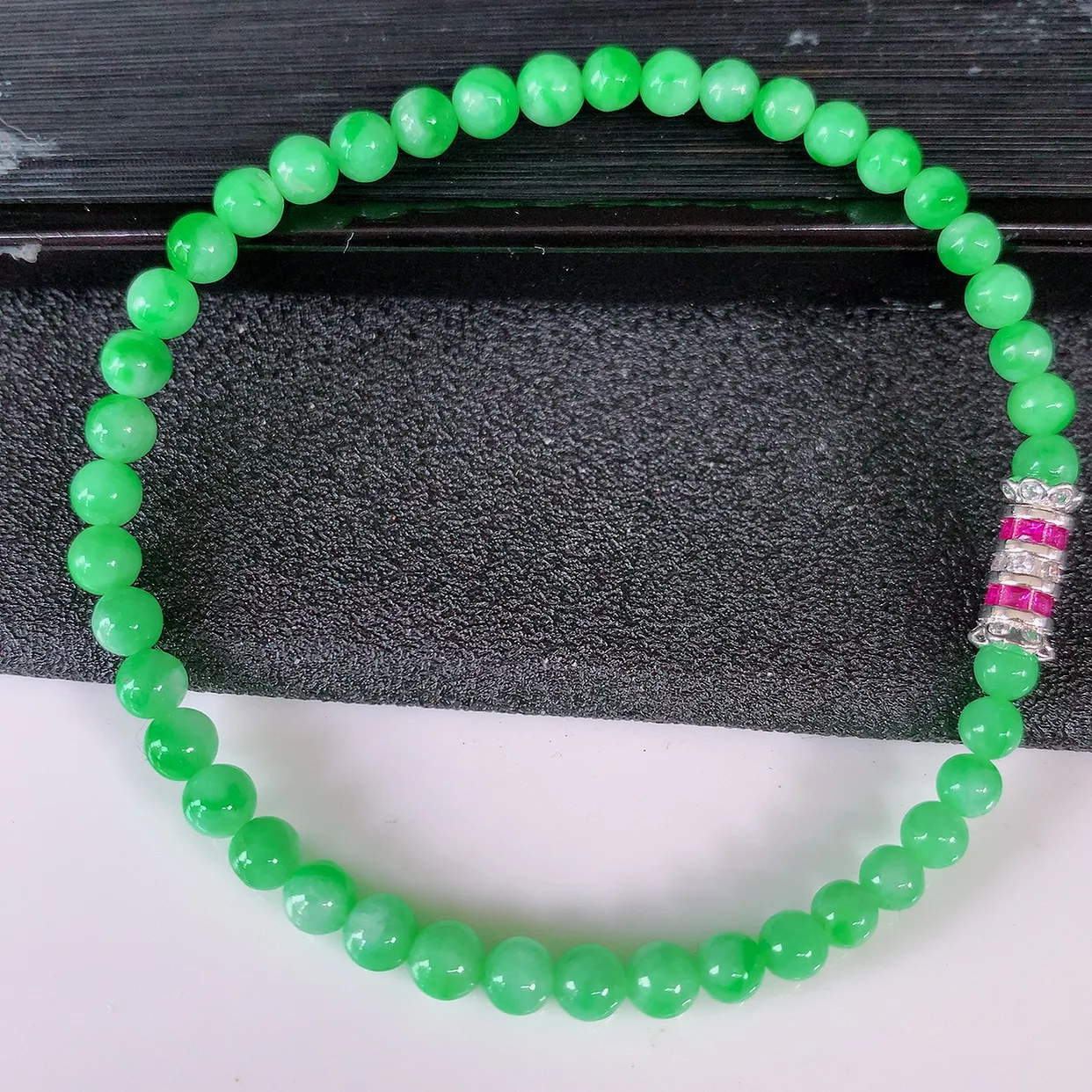 自然光实拍，冰润满绿翡翠手串手链，种老水足，冰清玉润  颜色漂亮  #002.1取一尺寸4.3mm