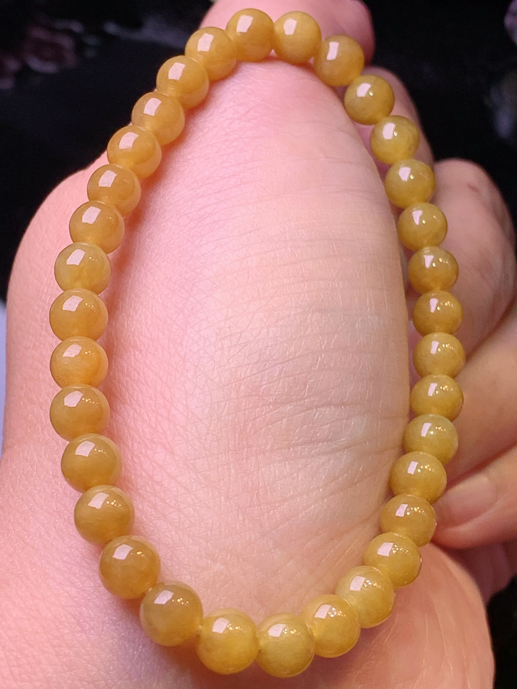 黄翡圆珠手链 玉质细腻 水润亮眼 色泽艳丽 整体尺寸5.3
