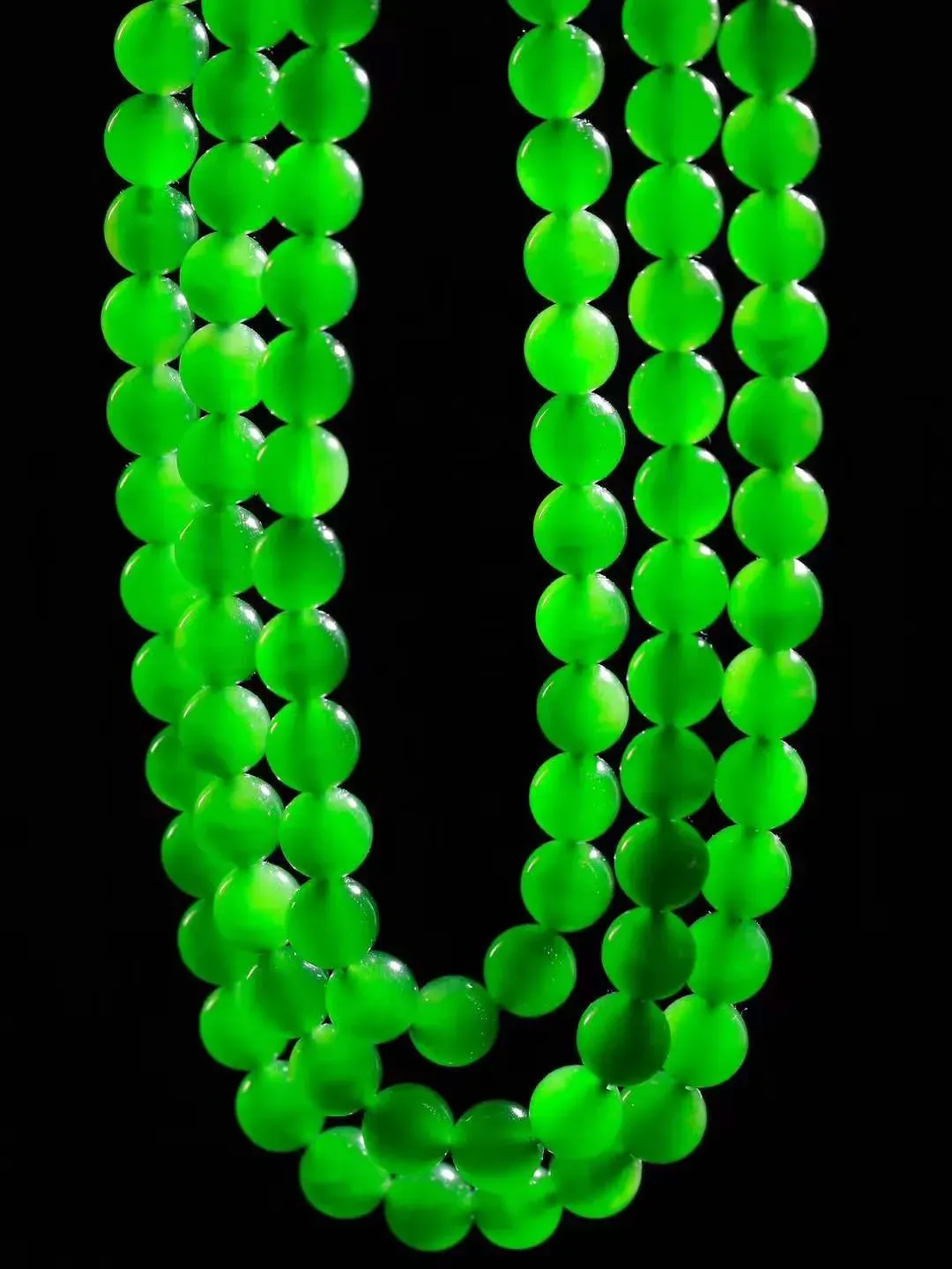 【珠圆玉润.项链】

收藏级臻品️和田玉碧玉珠圆玉润项链 玉质温润细腻  整串打磨圆润，佩戴舒适。珠珠落玉盘，间关莺语花底滑，一生美好时光，无论身在何处，都有它相伴相守。事事顺遂，幸福美满，吉祥如意。重87.8克 尺寸取一8mm  791251378A