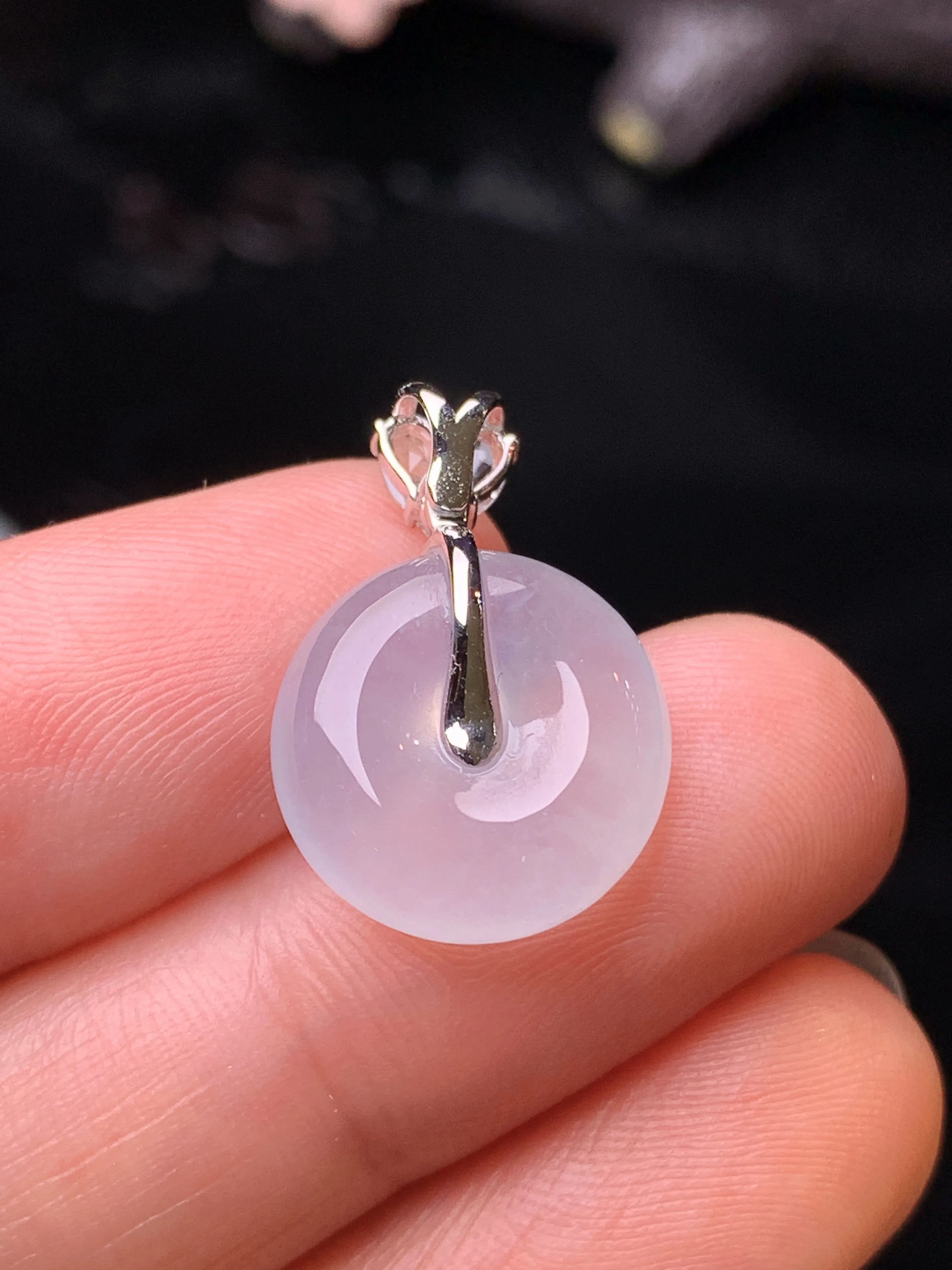 18k金钻白蓝宝镶嵌冰种平安扣吊坠 玉质细腻 水润亮眼 色泽艳丽 整体尺寸20*13.7*5.5