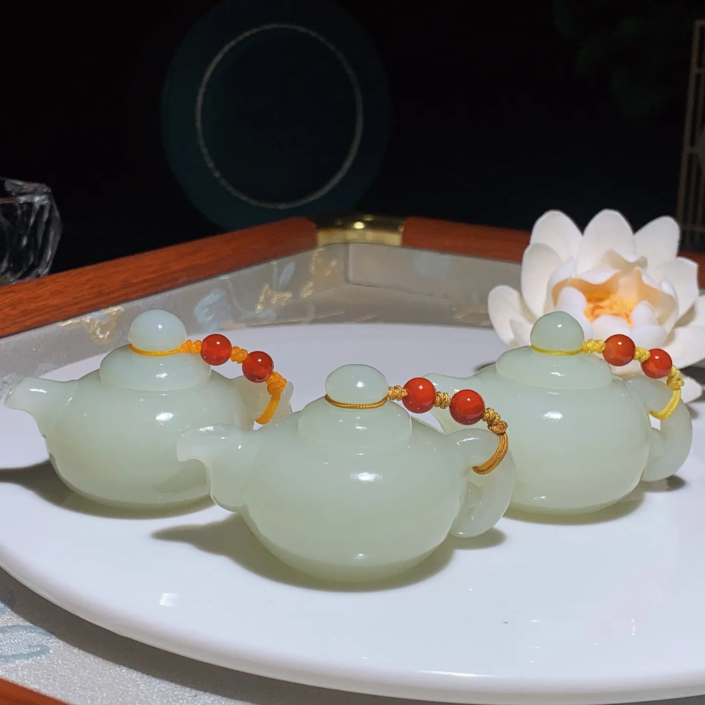 一个和田玉白玉把把壶 单个尺寸37/58/40重60.5克。玉质细腻油润。手推出油。佩戴高端典雅。lt251210