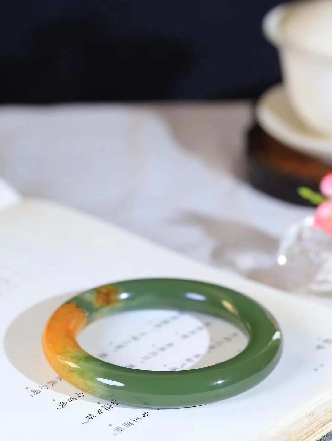 【暖玉生香·手镯】

收藏级和田玉沙枣青手镯，质地油润细腻，色泽高贵典雅，镯型古朴典雅。在诗情画意