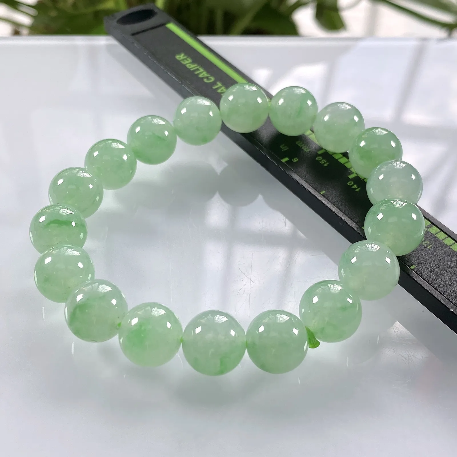 缅甸天然翡翠A货，冰种起光起胶晴底飘绿圆珠手串手链，尺寸：11mm/18颗，重量：42.21g