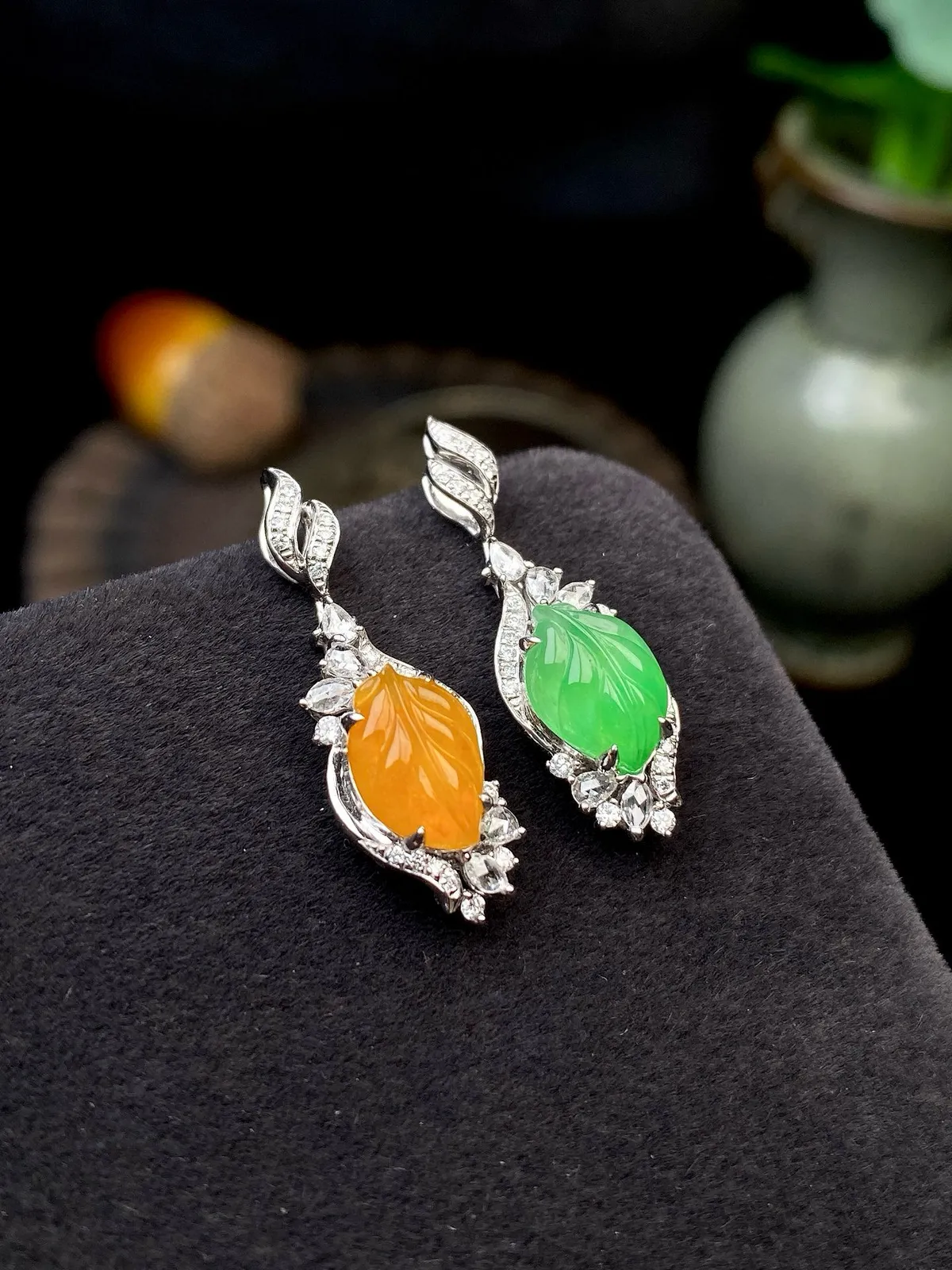 【冰种黄翡满绿树叶耳坠】，金枝玉叶，质地细润，起刚起荧光，18K金钻镶嵌，裸石尺寸8.8*6*3毫
