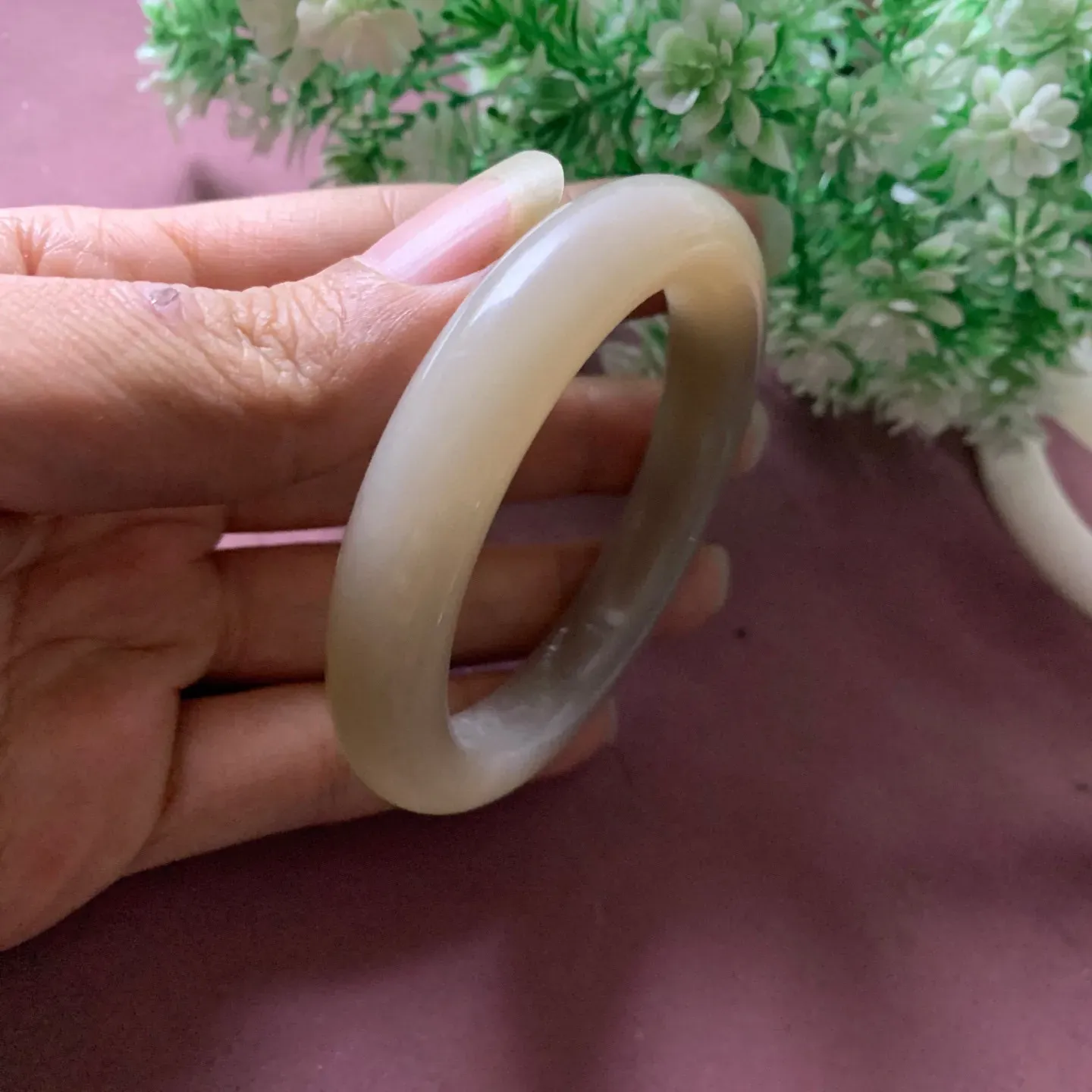 和田玉56圈口藕粉色手镯，玉质细腻油润 底色纯净 脂粉好，品质高