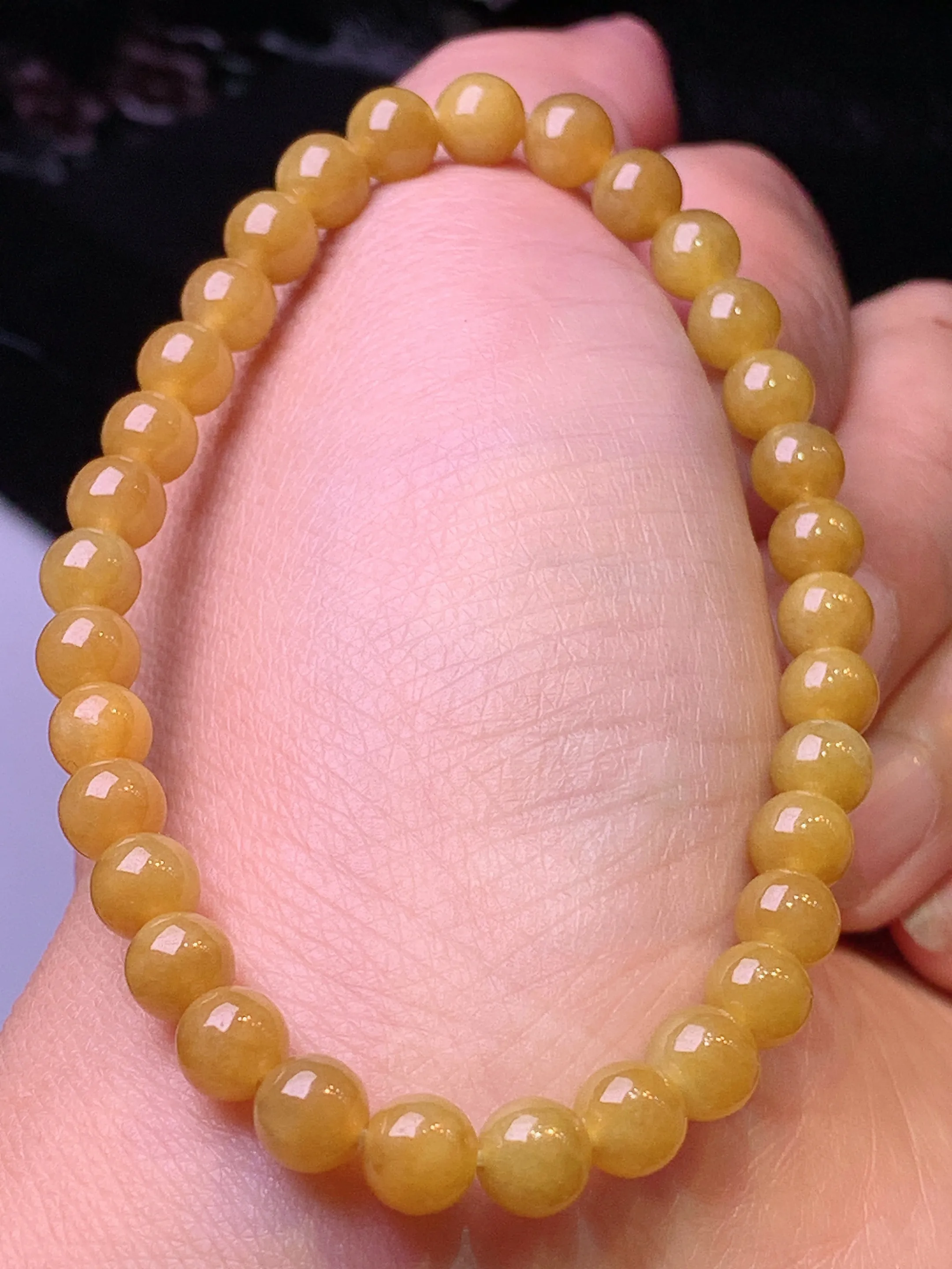 黄翡圆珠手链 玉质细腻 水润亮眼 色泽艳丽 整体尺寸5.3