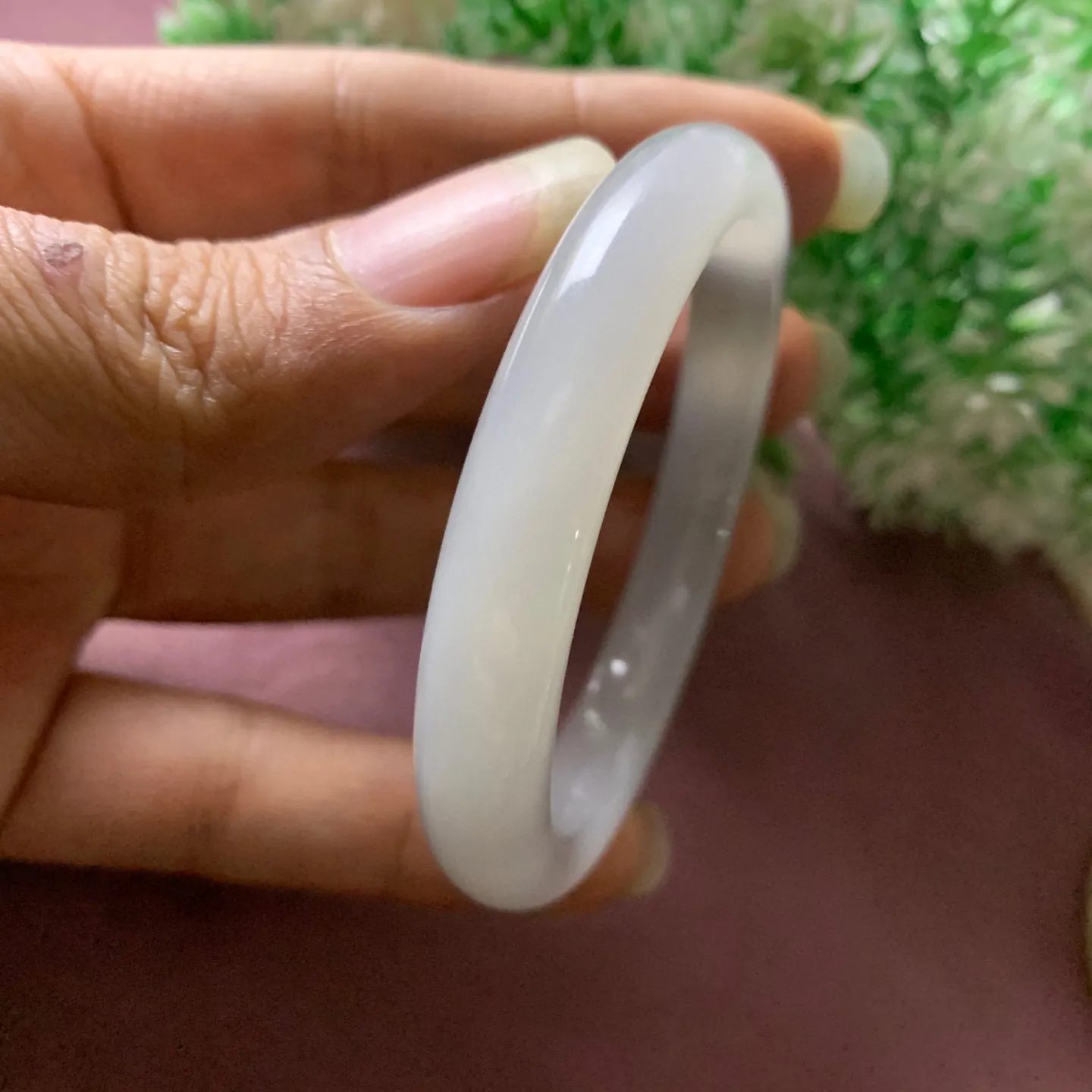 和田玉51圈口冰紫色手镯，玉质细腻油润 底色纯净 脂粉好，品质高