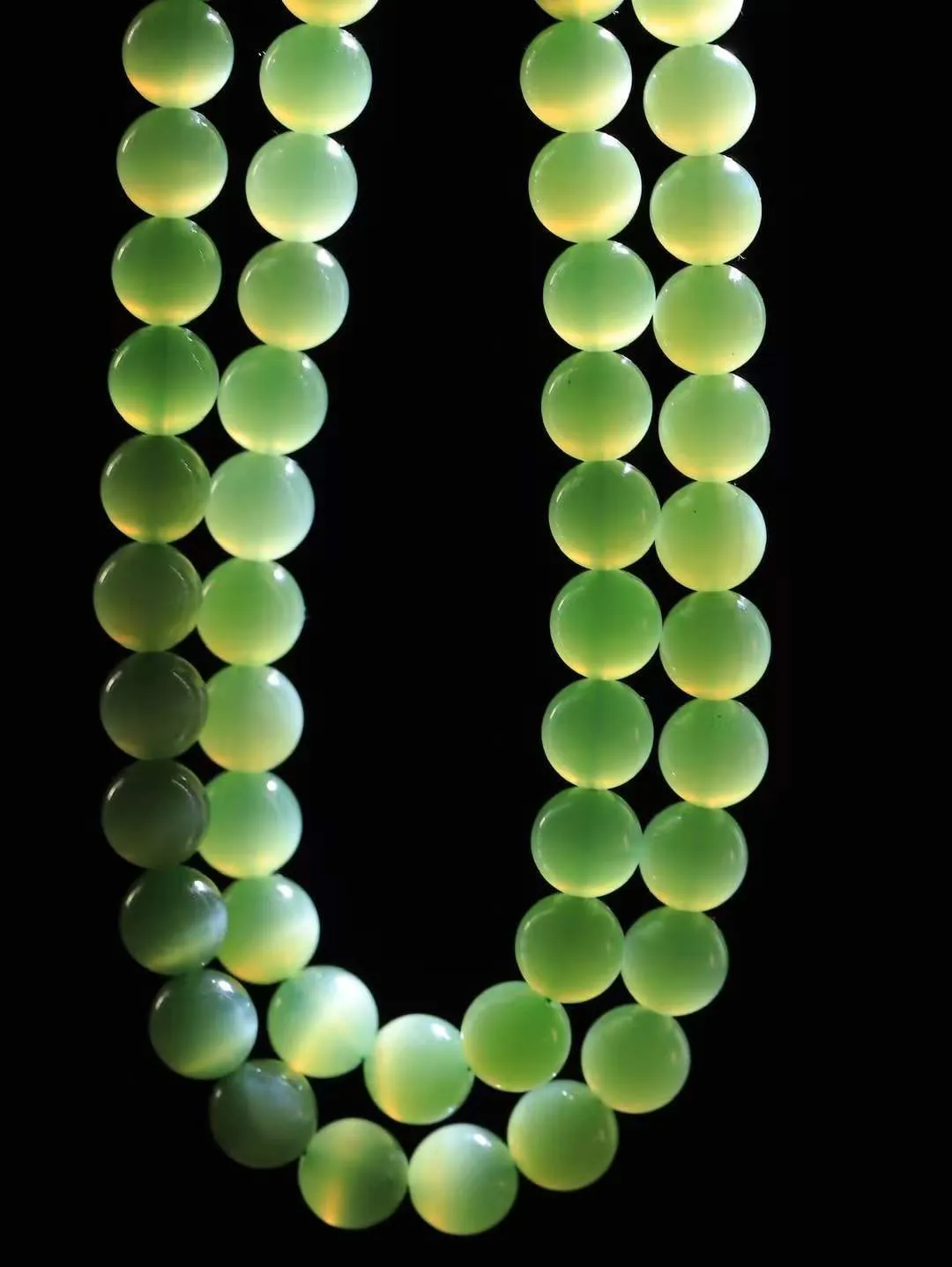 【珠圆玉润.项链】

精品和田玉碧玉猫眼珠圆玉润项链 玉质温润细腻  整串打磨圆润，佩戴舒适。珠珠落玉盘，间关莺语花底滑，一生美好时光，无论身在何处，都有它相伴相守。事事顺遂，幸福美满，吉祥如意。重46克 尺寸取一7.9mm  791251378A