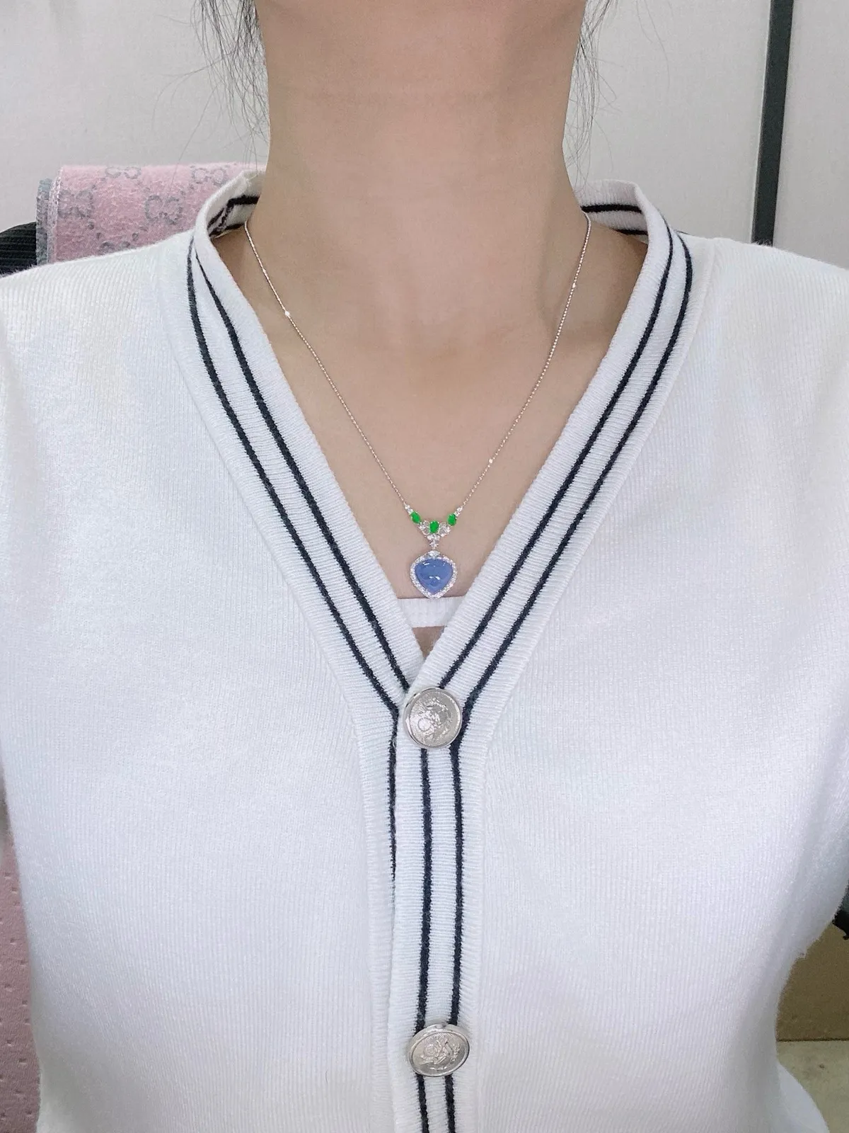 【冰种紫心形吊坠】质地细腻，饱满度很好，晶莹剔透，18k金钻镶嵌，裸石尺寸11.3*10.6*5.1毫米