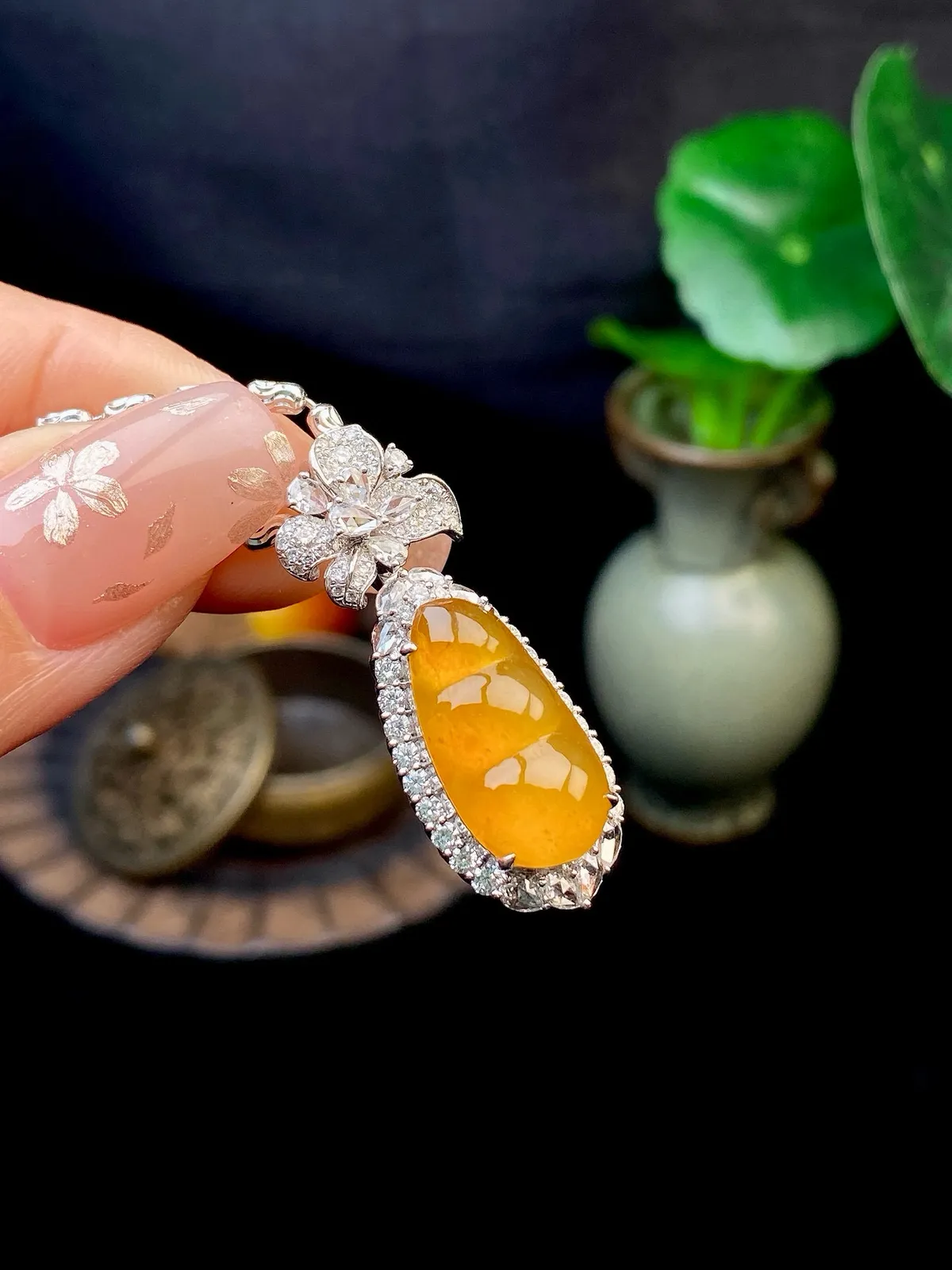 【冰种黄翡福豆镶嵌吊坠】质地细腻，冰感十足，晶莹透亮，18K金钻镶嵌，裸石尺寸17.5*9.2*4.1毫米