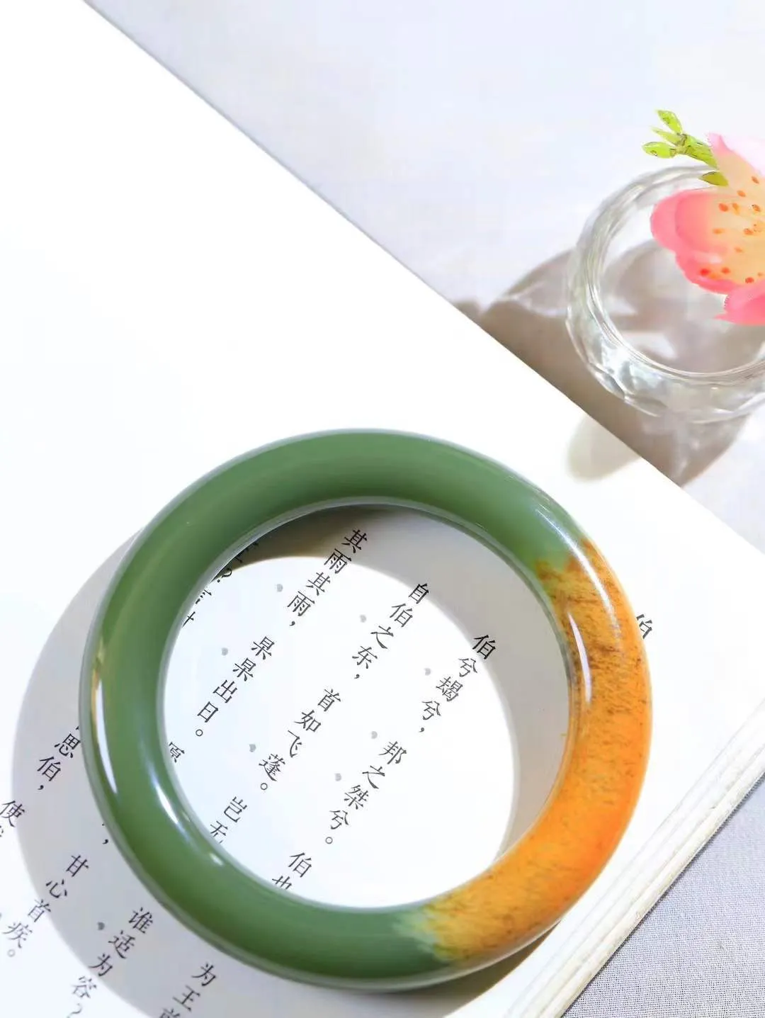 【暖玉生香·手镯】

收藏级和田玉沙枣青手镯，质地油润细腻，色泽高贵典雅，镯型古朴典雅。在诗情画意的雨巷相遇，你是我腕间的一抹风情，有你眸有深情，清风荡漾湖间静水，我愿俯身低眉，在烟波涟漪处，寻你深情倩影。内径58mm尺寸11.5-11.6mm重73.61克fDL-181271300