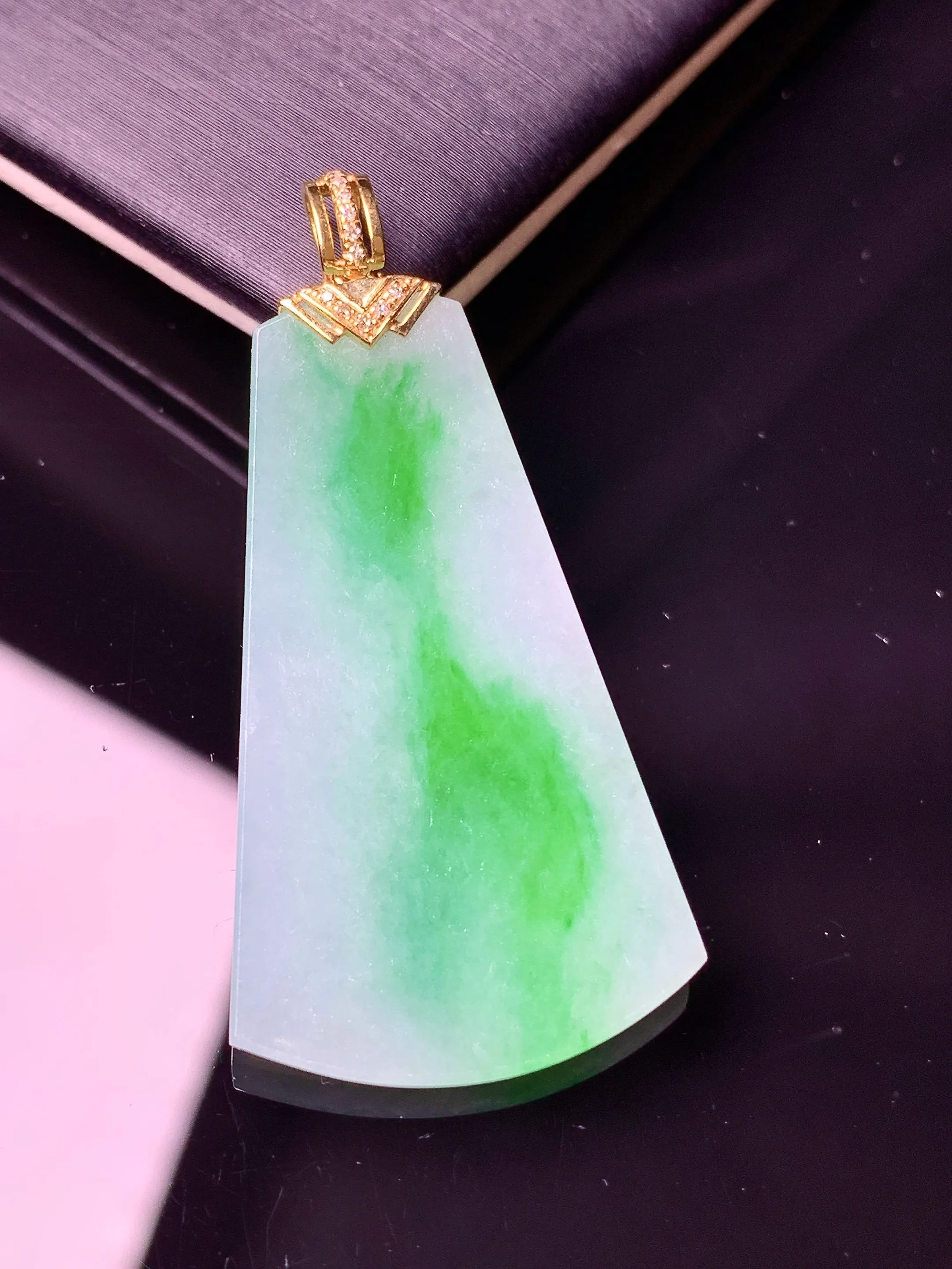 18k金飘绿无事牌吊坠 玉质细腻 水润亮眼 色泽艳丽 整体尺寸43.3*21.2*2.7