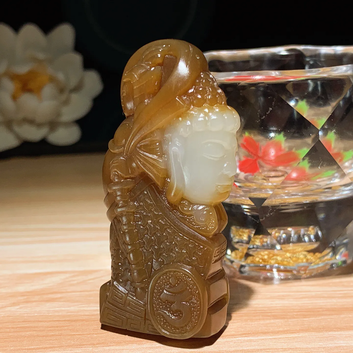 新疆和田玉且末糖韦驮菩萨牌子挂件。尺寸57/28/13重36.7克。佛教艺术和民间信仰中，将武将形象