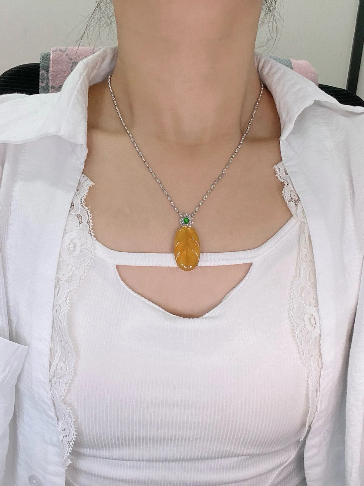 【冰种黄翡叶子】金枝玉叶，质地细腻，冰润透亮，光泽出众，18k金钻镶嵌，裸石尺寸29.2*16.4*2.6毫米