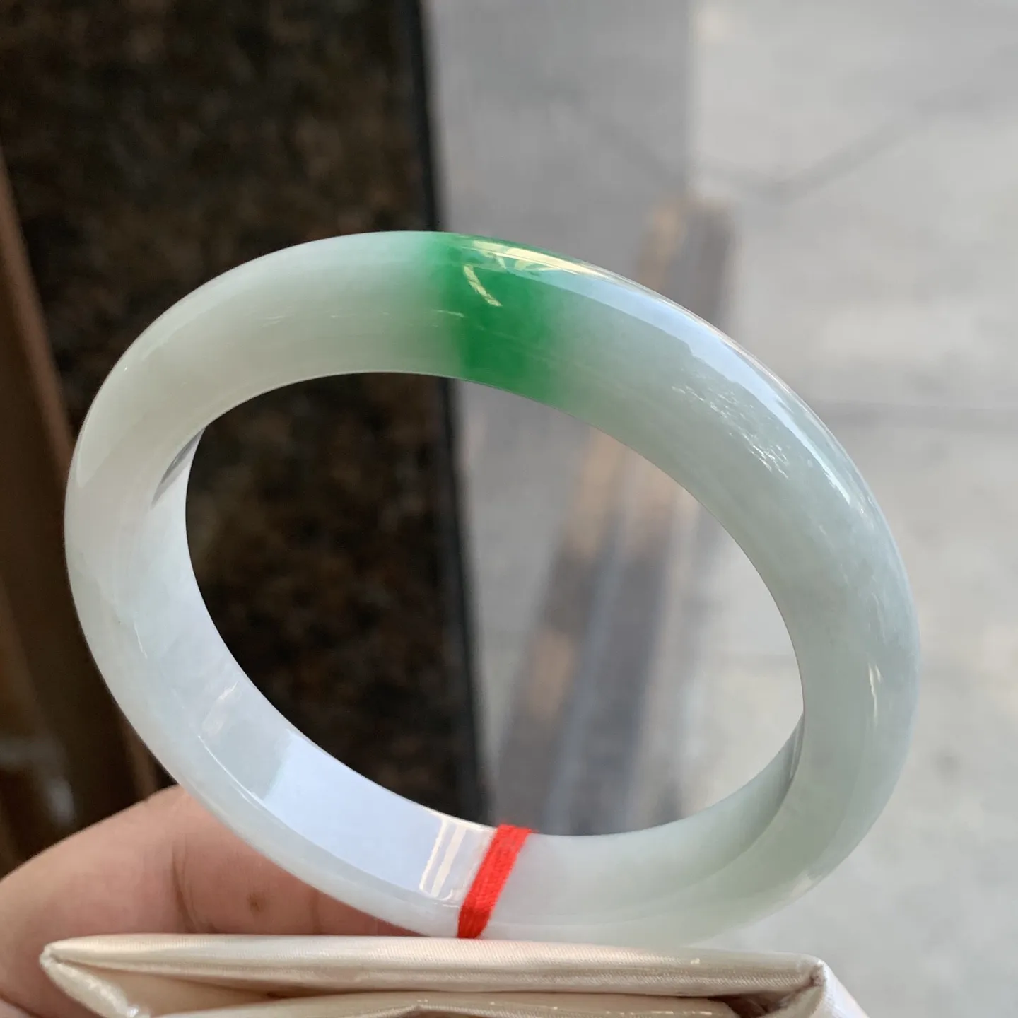 正圈冰糯翠绿 微细线 尺寸:61.1/12.1/8.8 色好 大圈口