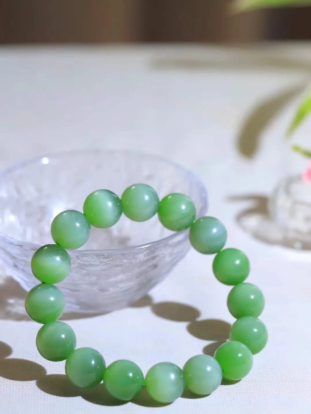 （猫眼手串）

精品和田玉碧玉猫眼圆珠手串 质地温润灵动 猫眼儿般的光中，有波光潋滟，也有梦幻清韵。行走于市井的喧嚣，相顾不言，便得清欢。重61.3克 尺寸取一13.4mmFDA-231201353