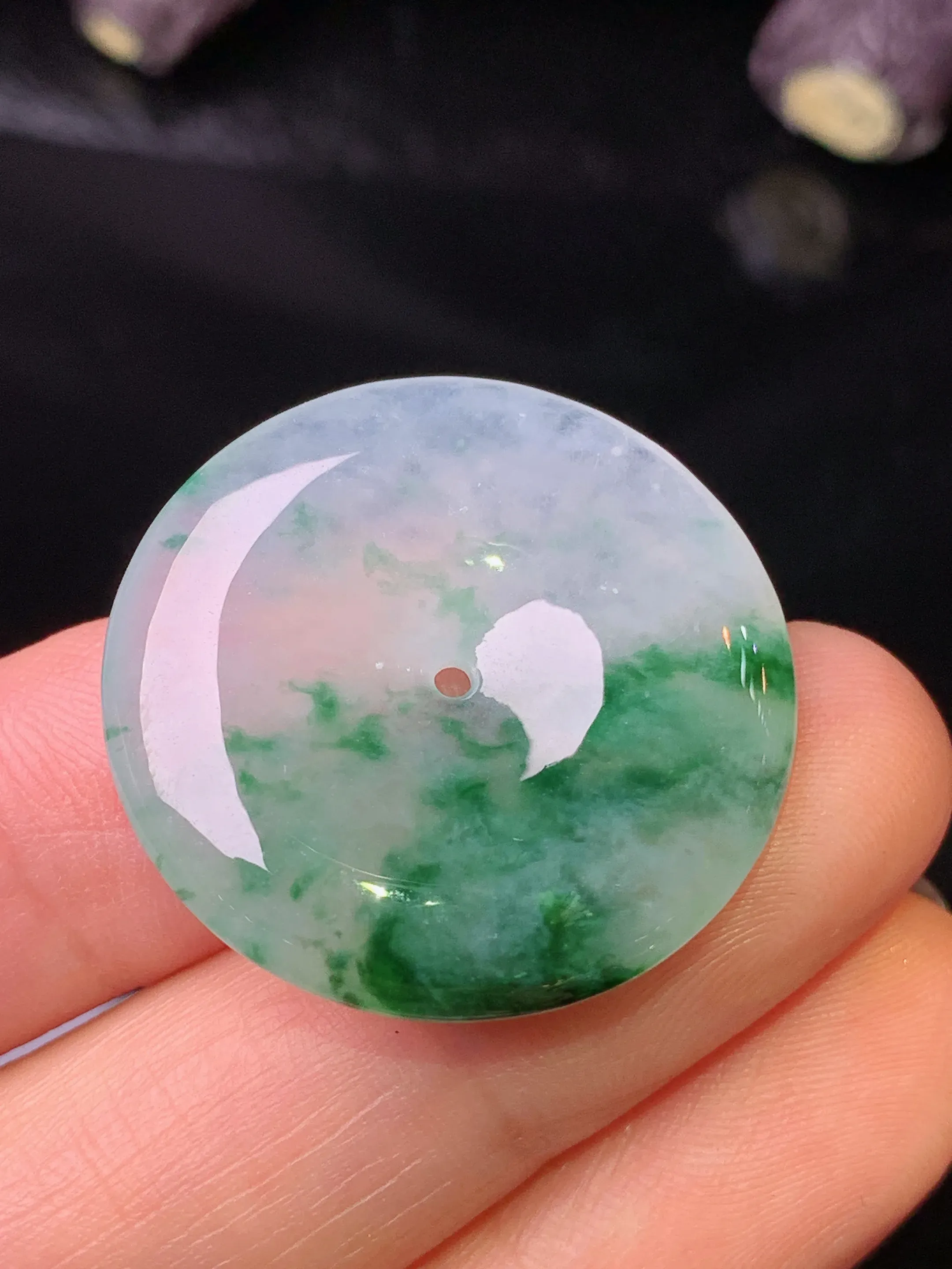 冰种飘绿平安扣吊坠 玉质细腻 水润亮眼 色泽艳丽 整体尺寸27*5.2