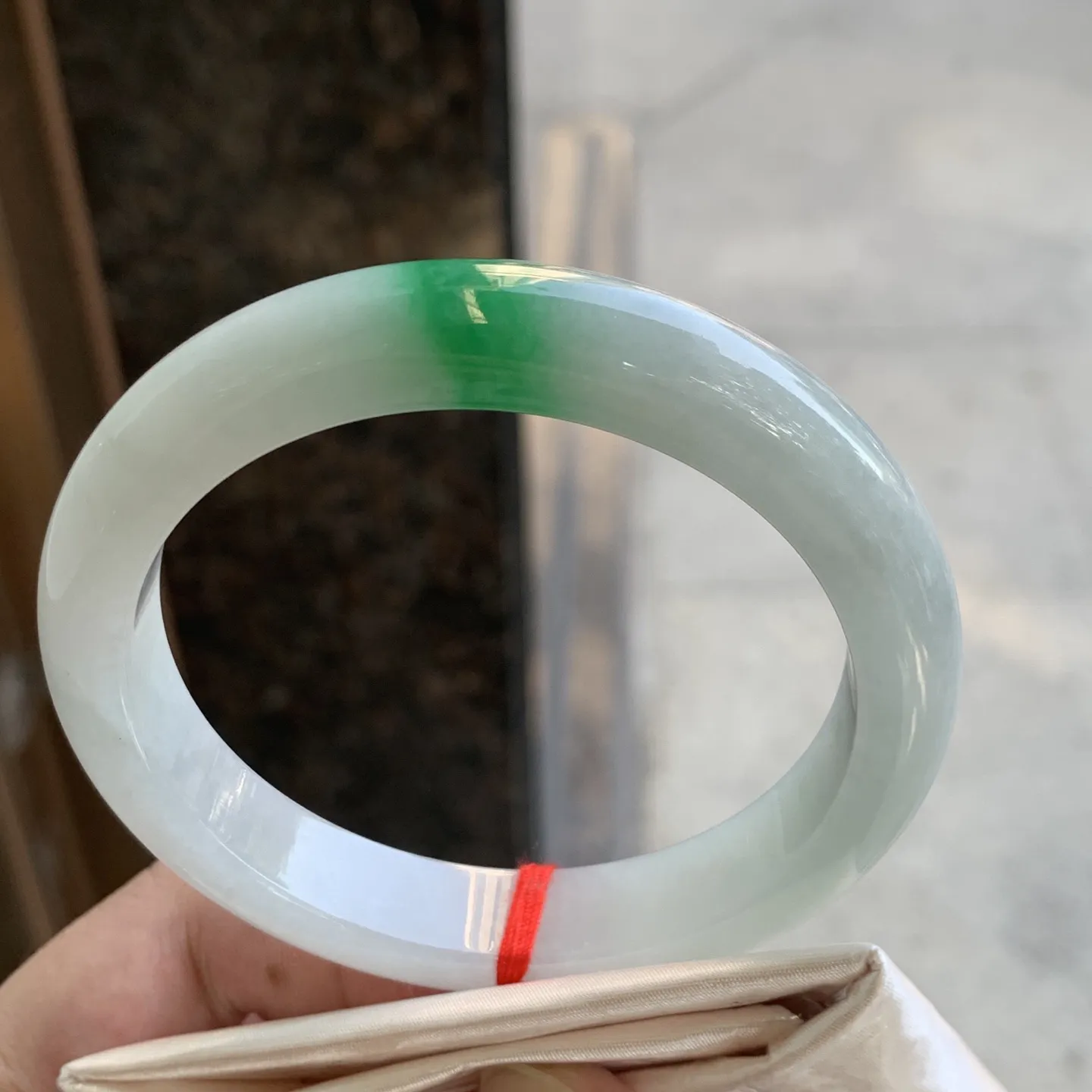 正圈冰糯翠绿 微细线 尺寸:61.1/12.1/8.8 色好 大圈口