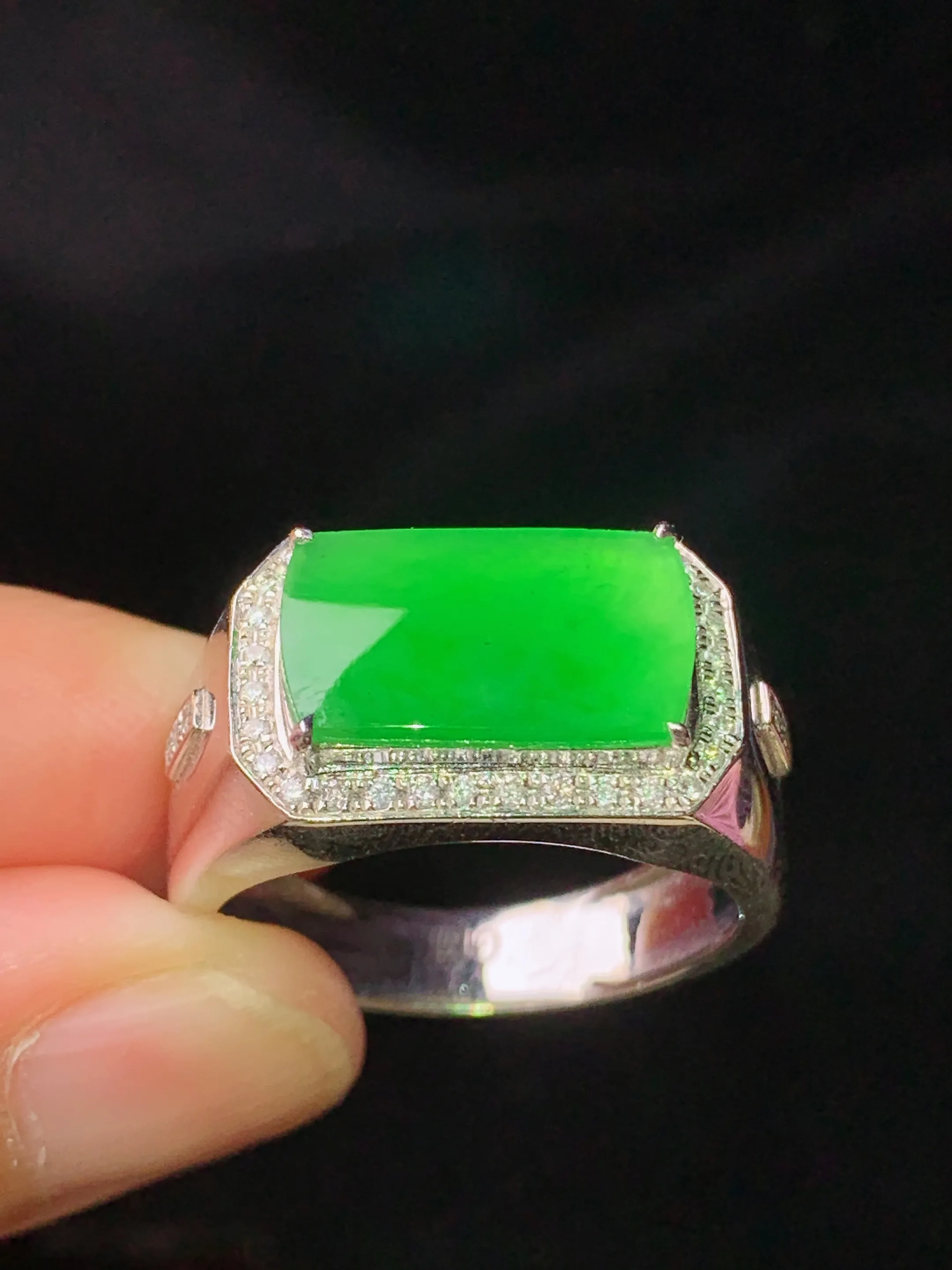 18k金钻镶嵌满绿马鞍戒指 玉质细腻 水润亮眼 色泽艳丽 圈口20 裸石尺寸7.8*13.6*2.2