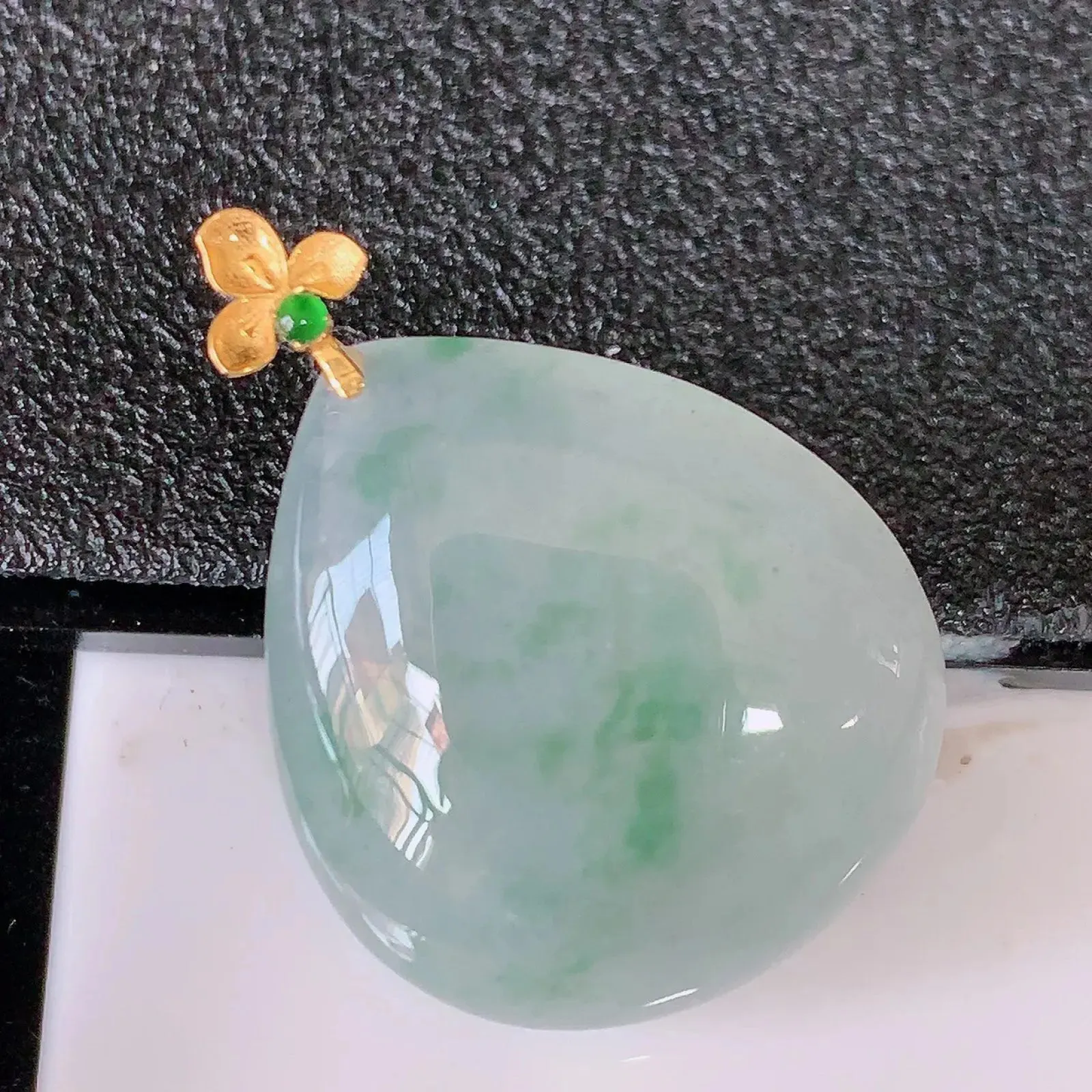 18k金镶嵌冰种飘花翡翠水滴吊坠  款式新颖，佩戴效果时尚出众，尽显气质，水 润精细美感十足。#493.3整体27.8裸石22.5*20.5*6.2mm