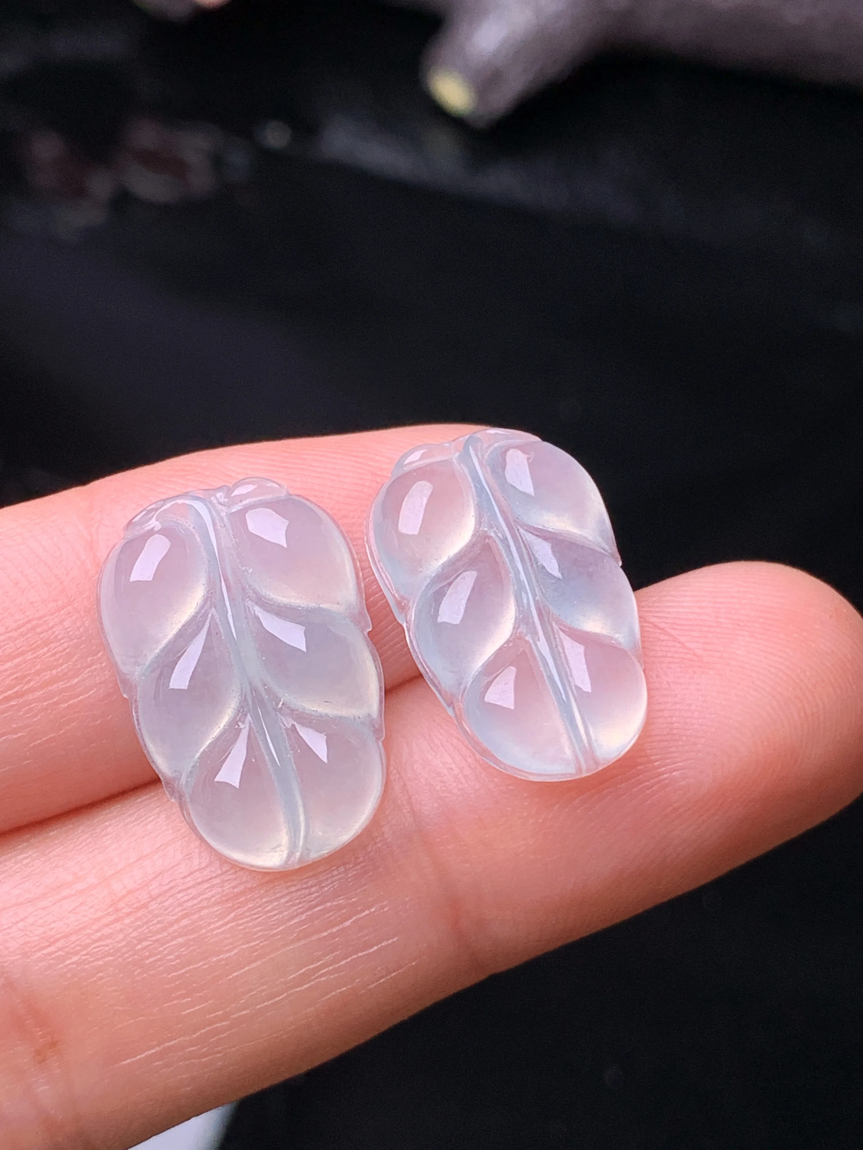 冰种树叶一对 玉质细腻 水润亮眼 色泽艳丽 整体尺寸17.6*12*3.8