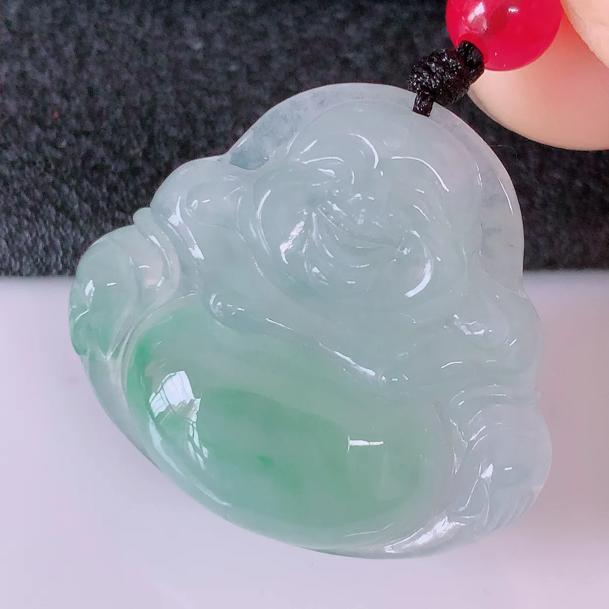 自然光实拍，冰种飘花翡翠佛公吊坠，笑口常开，佛公在心中，一生平安幸福，冰透，佛公翠色迷人，佩戴佳品！#123.3尺寸28.2*25.8*6.2mm