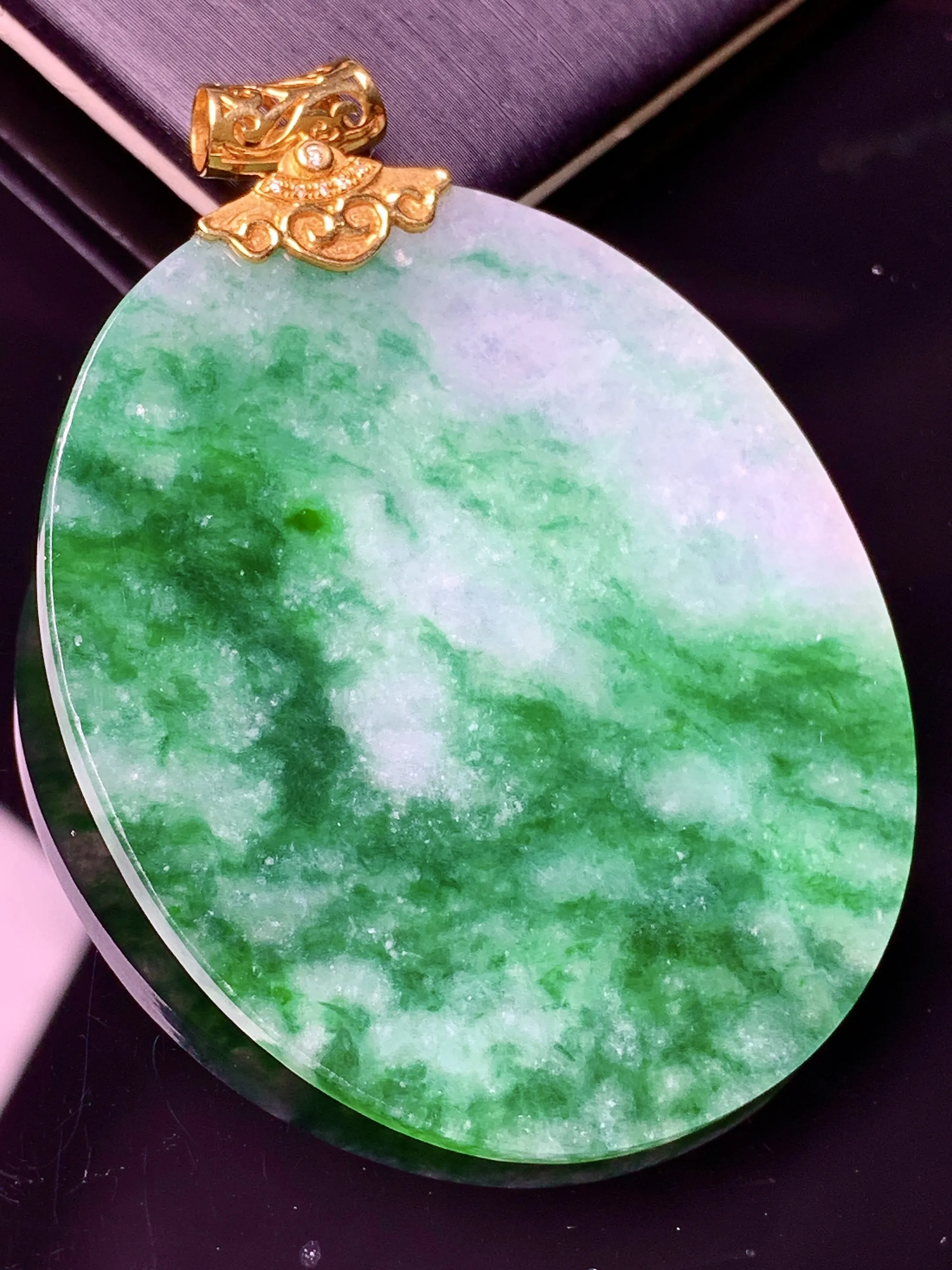 18k金钻镶嵌飘绿圆牌吊坠 玉质细腻 水润亮眼 色泽艳丽 整体尺寸56*41.2*2.5