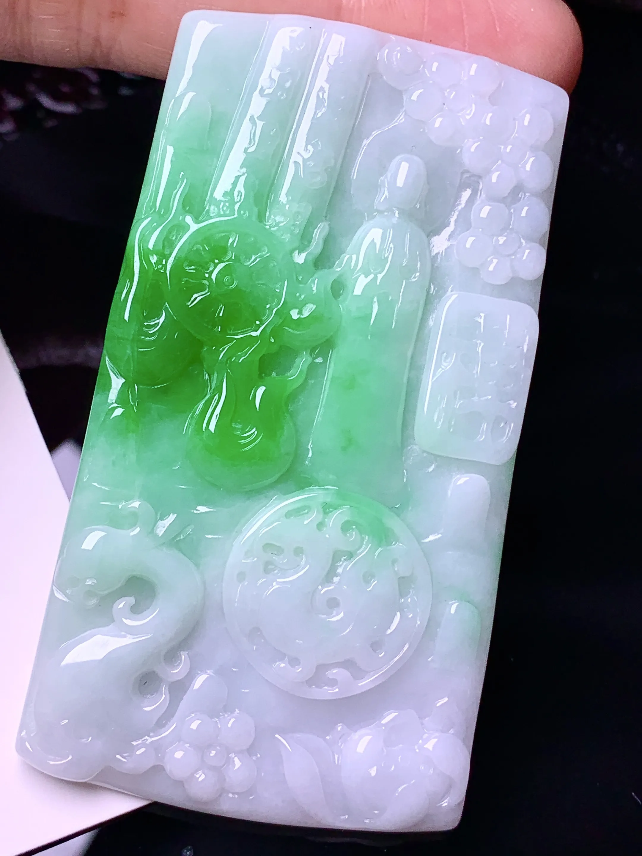 飘绿悟道吊坠 玉质细腻 水润亮眼 色泽艳丽 整体尺寸69*38.7*4.8