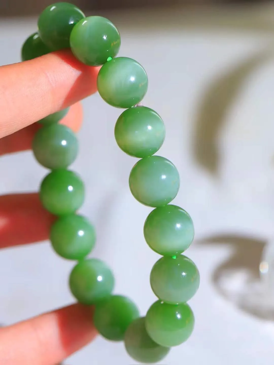 （猫眼手串）

精品和田玉碧玉猫眼圆珠手串 质地温润灵动 猫眼儿般的光中，有波光潋滟，也有梦幻清韵。行走于市井的喧嚣，相顾不言，便得清欢。重61.3克 尺寸取一13.4mmFDA-231201353