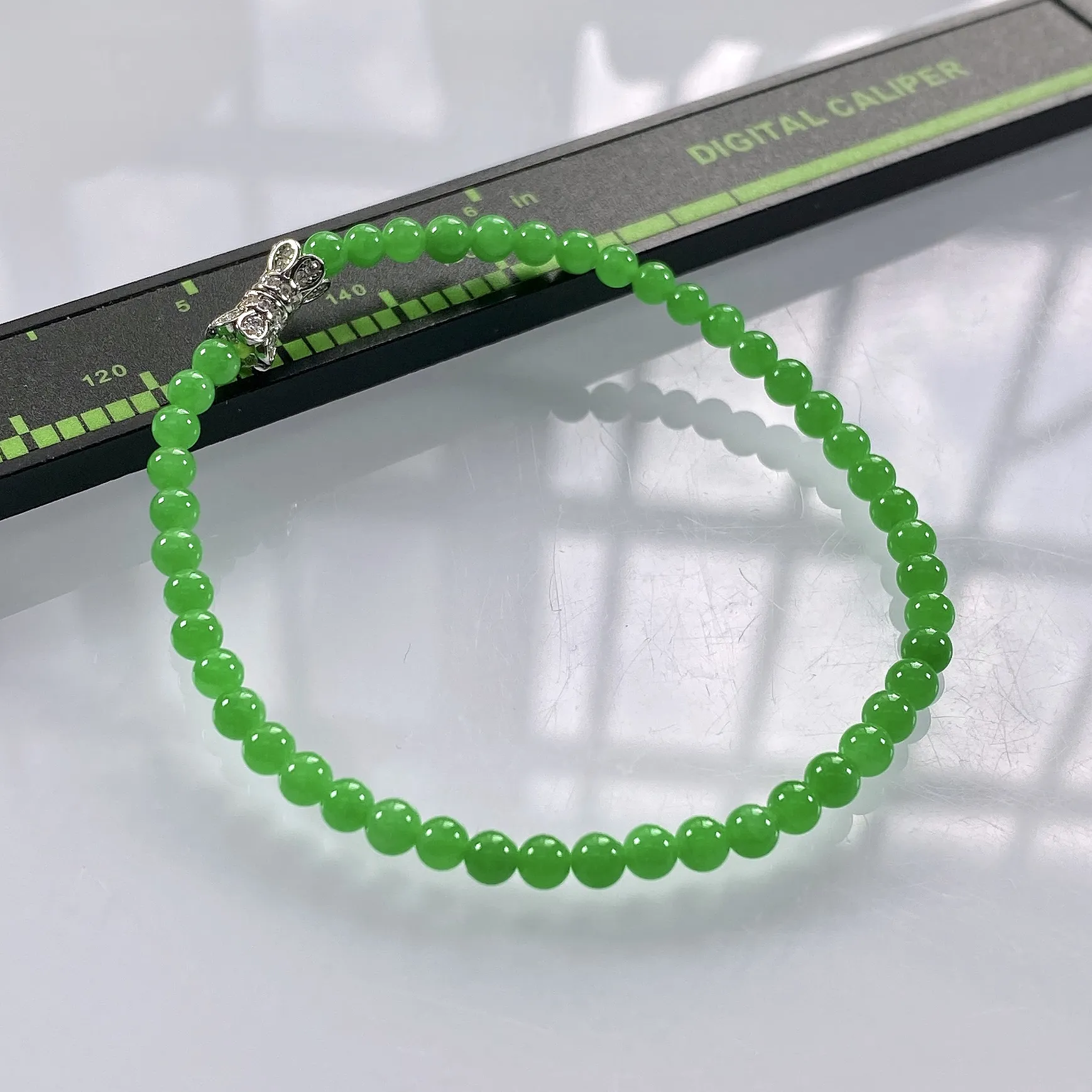 收藏级别，缅甸天然翡翠A货，卡3.6冰种起胶正阳绿小米珠小圆珠手串手链，尺寸：3.6mm/47颗，长