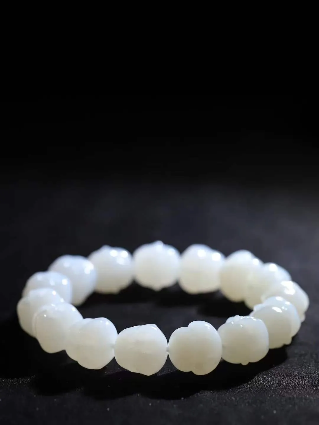 （弥勒笑佛.手串）

精品和田玉白玉弥勒佛手串，脂粉浓郁，玉质细腻温润，油性十足，颗颗精雕笑佛，笑容可掬，让人如沐春风，笑语吟吟，寓意待人宽厚，遇事大度，能屈能伸，️福佛相伴，福运连绵。给佩戴者带来平安 。尺寸取一14.7-14.6-14.6mm重68.6克FDA-801201363