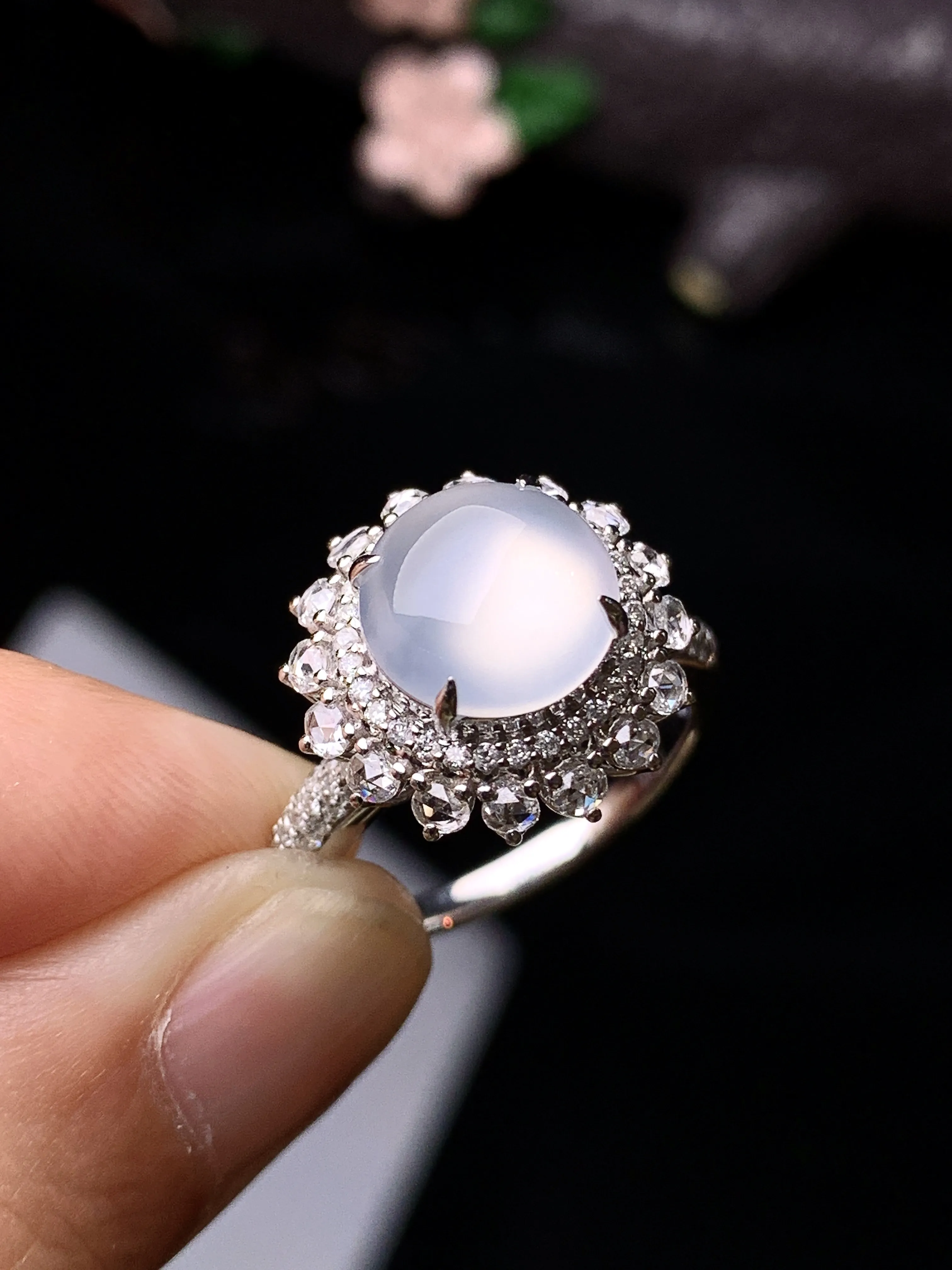 18k金钻镶嵌冰种蛋面戒指 玉质细腻 水润亮眼 色泽艳丽 圈口13.5 整体尺寸15*11.3