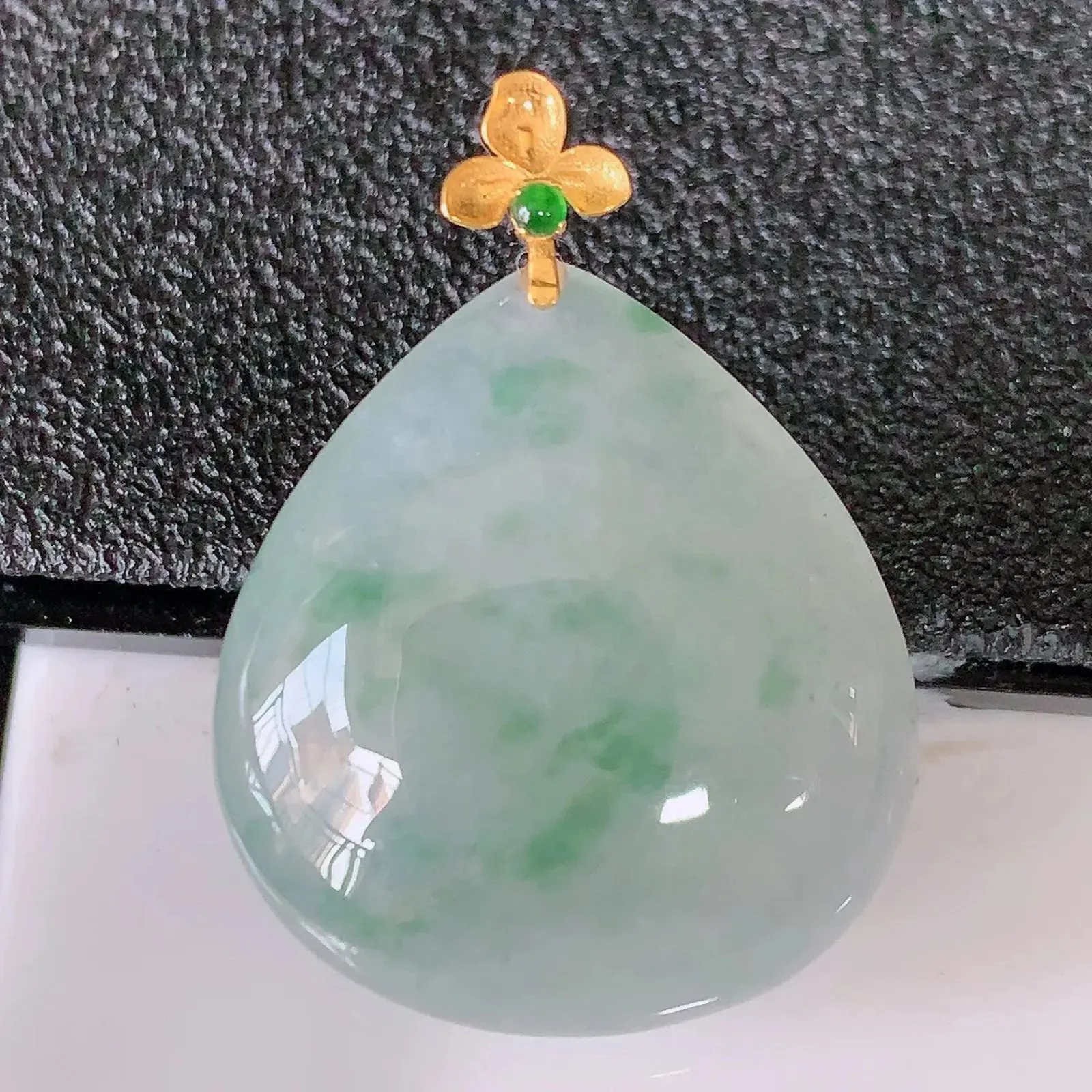 18k金镶嵌冰种飘花翡翠水滴吊坠  款式新颖，佩戴效果时尚出众，尽显气质，水 润精细美感十足。#49