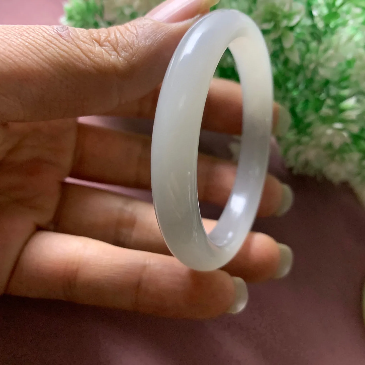 和田玉51圈口冰紫色手镯，玉质细腻油润 底色纯净 脂粉好，品质高