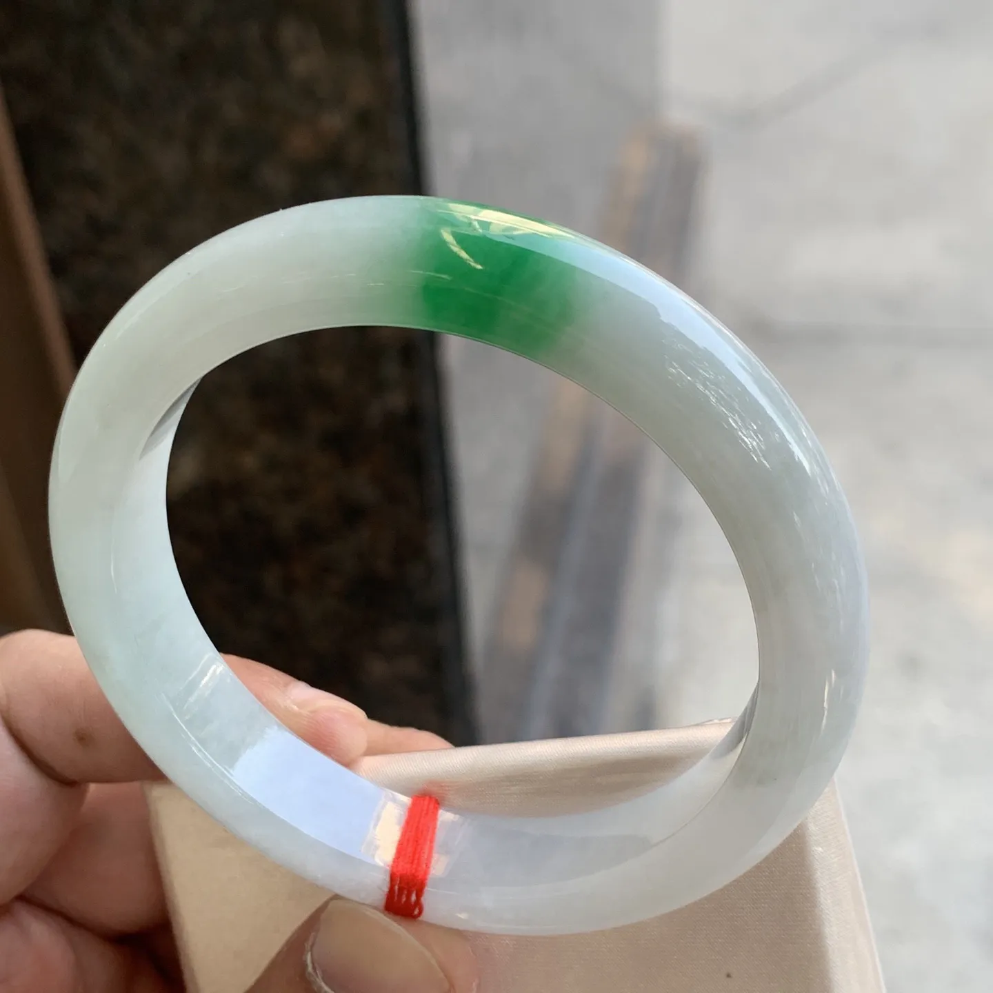 正圈冰糯翠绿 微细线 尺寸:61.1/12.1/8.8 色好 大圈口