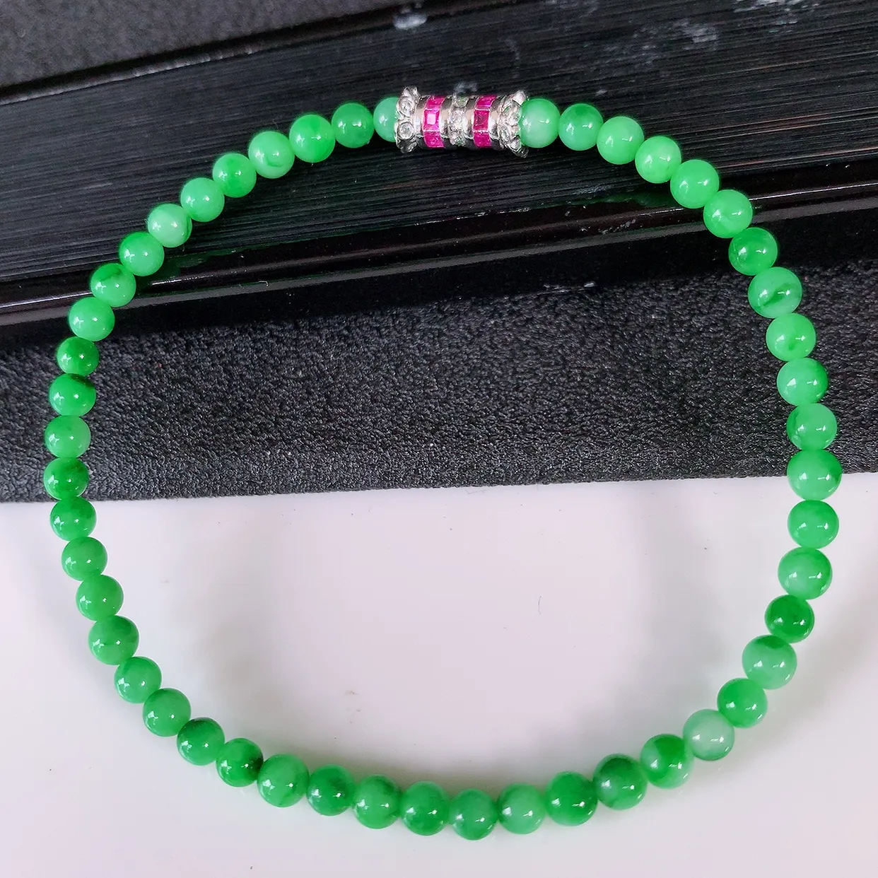 自然光实拍，冰润满绿翡翠手串手链，种老水足，冰清玉润  颜色漂亮  #003.1取一尺寸3.9mm