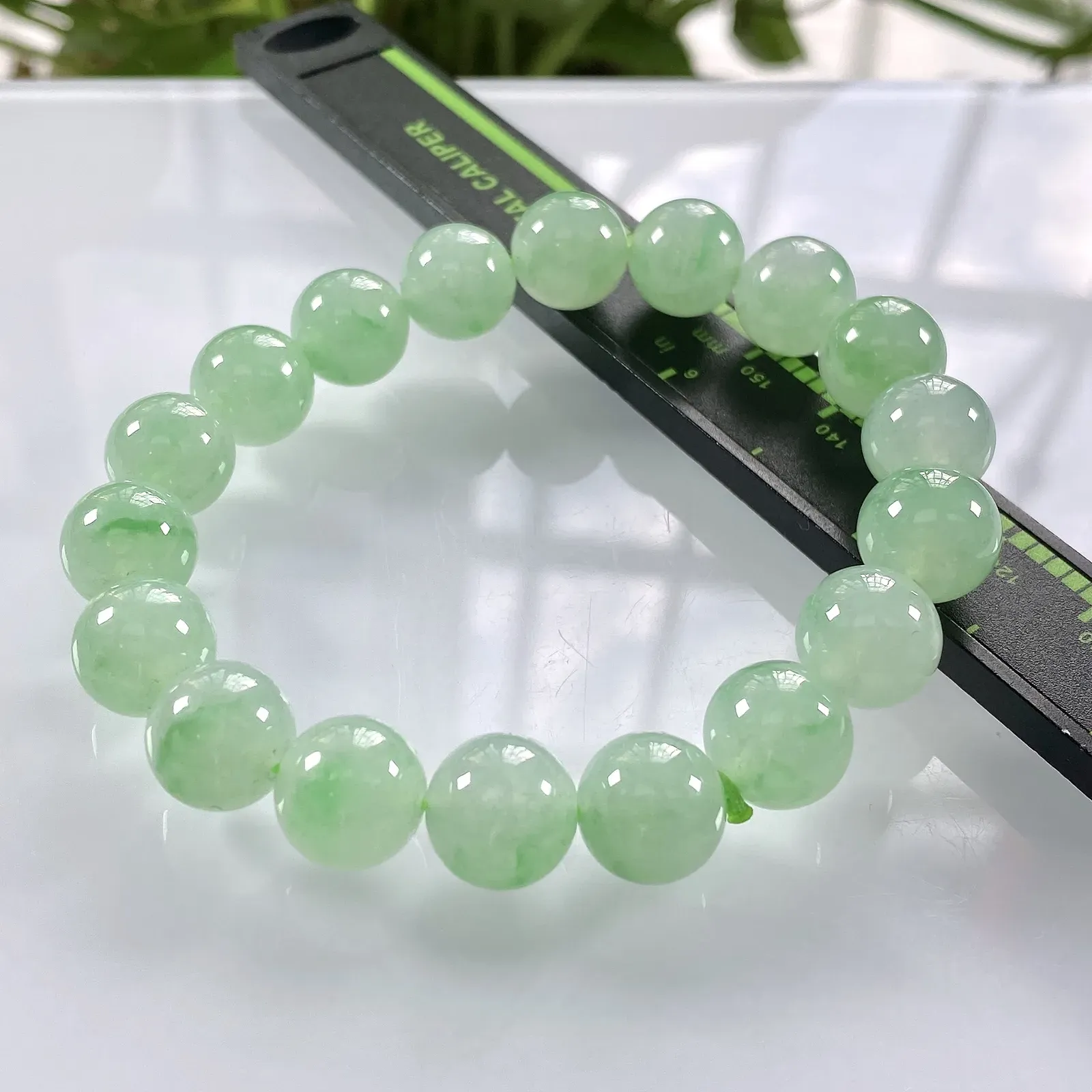 缅甸天然翡翠A货，冰种起光起胶晴底飘绿圆珠手串手链，尺寸：11mm/18颗，重量：42.21g