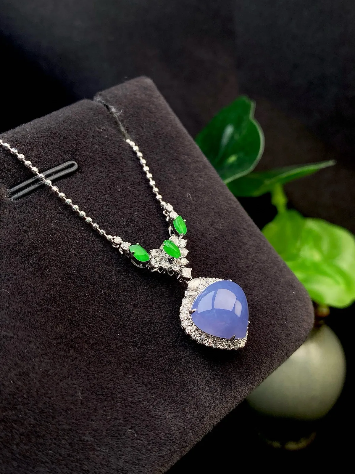 【冰种紫心形吊坠】质地细腻，饱满度很好，晶莹剔透，18k金钻镶嵌，裸石尺寸11.3*10.6*5.1毫米