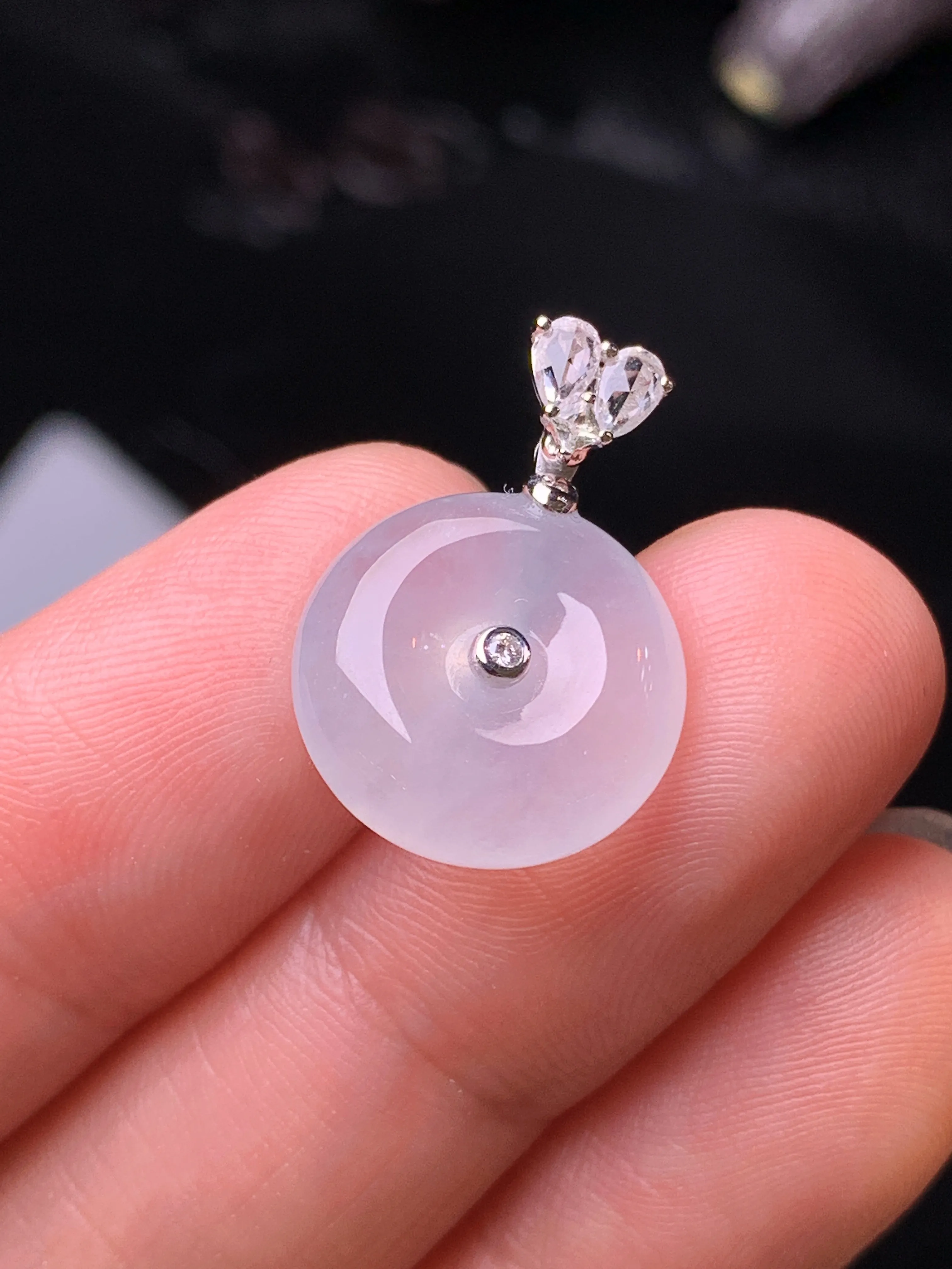 18k金钻白蓝宝镶嵌冰种平安扣吊坠 玉质细腻 水润亮眼 色泽艳丽 整体尺寸20*13.7*5.5