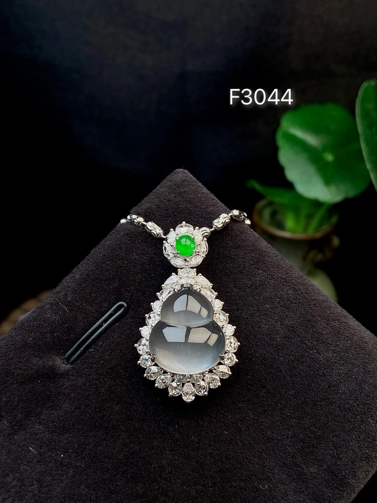 【冰种黑钢葫芦吊坠】质地细腻清爽，荧光感强烈，起刚光强烈，18K金钻镶嵌，裸石尺寸14.8*12.7